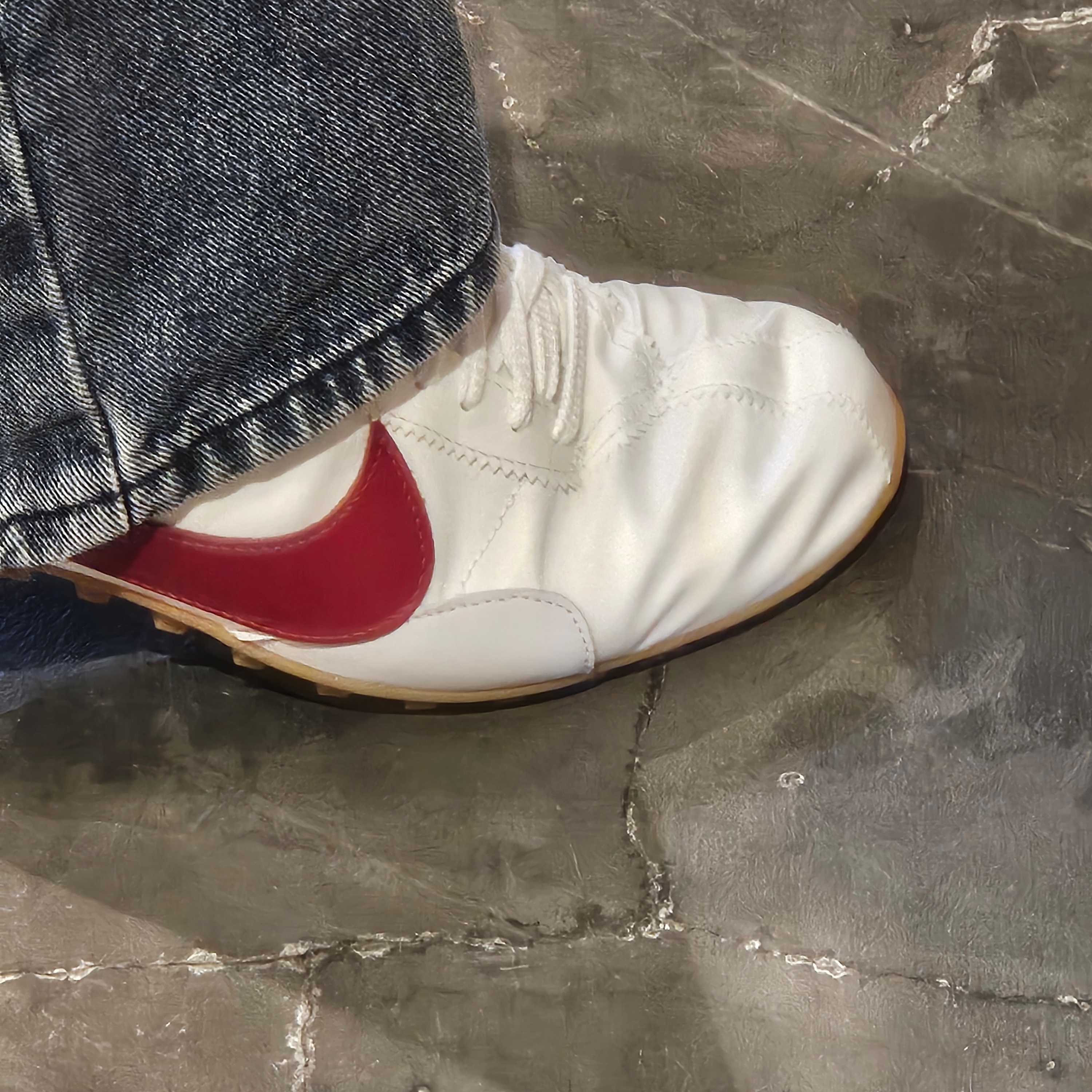 (W) Nike Moon Shoe Summit White Team Crimson 착용 스타일 - 4