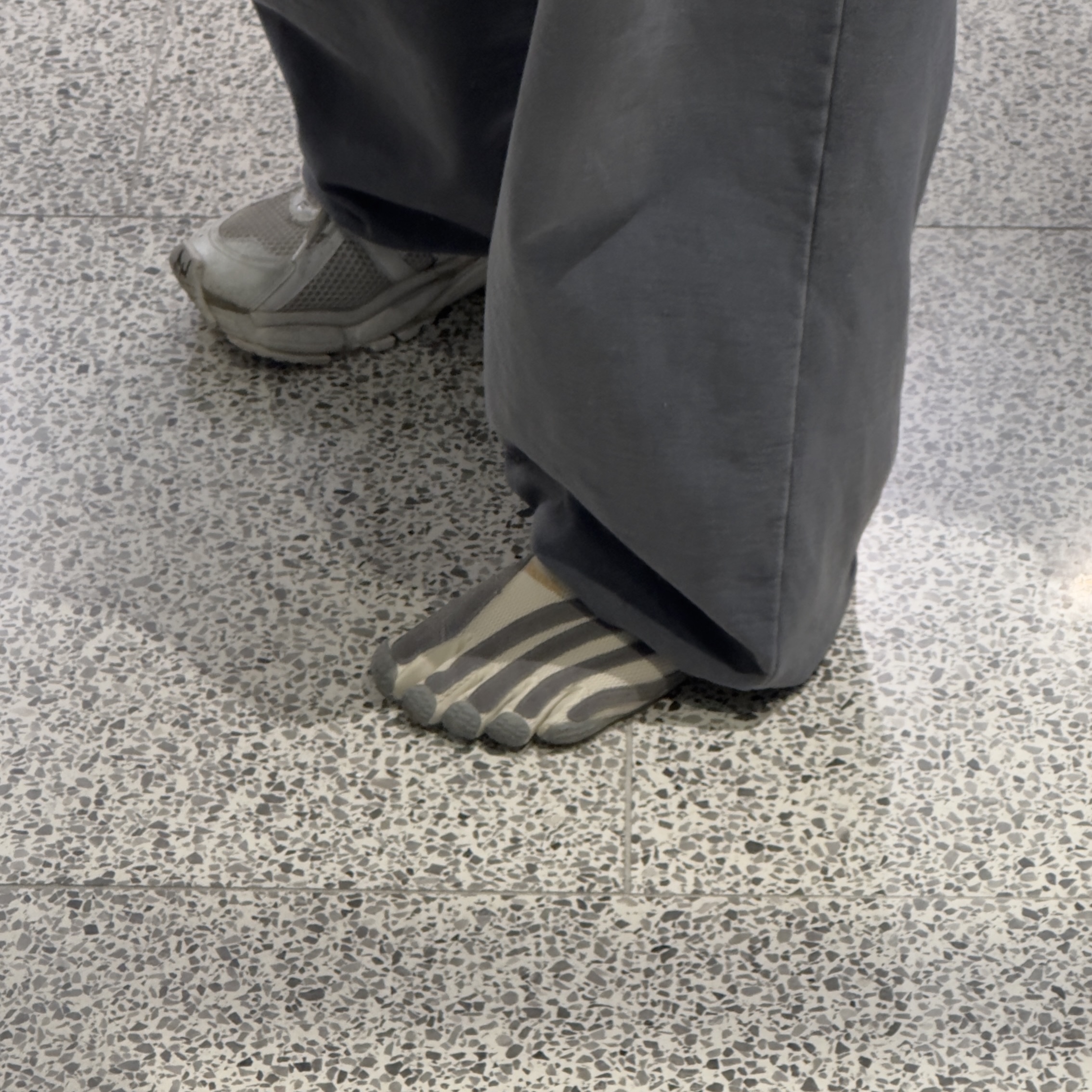 (W) Vibram Fivefingers Jaya Evo Triple Black, (W) Vibram Fivefingers Jaya Evo Butter Grey 착용 스타일 - 3