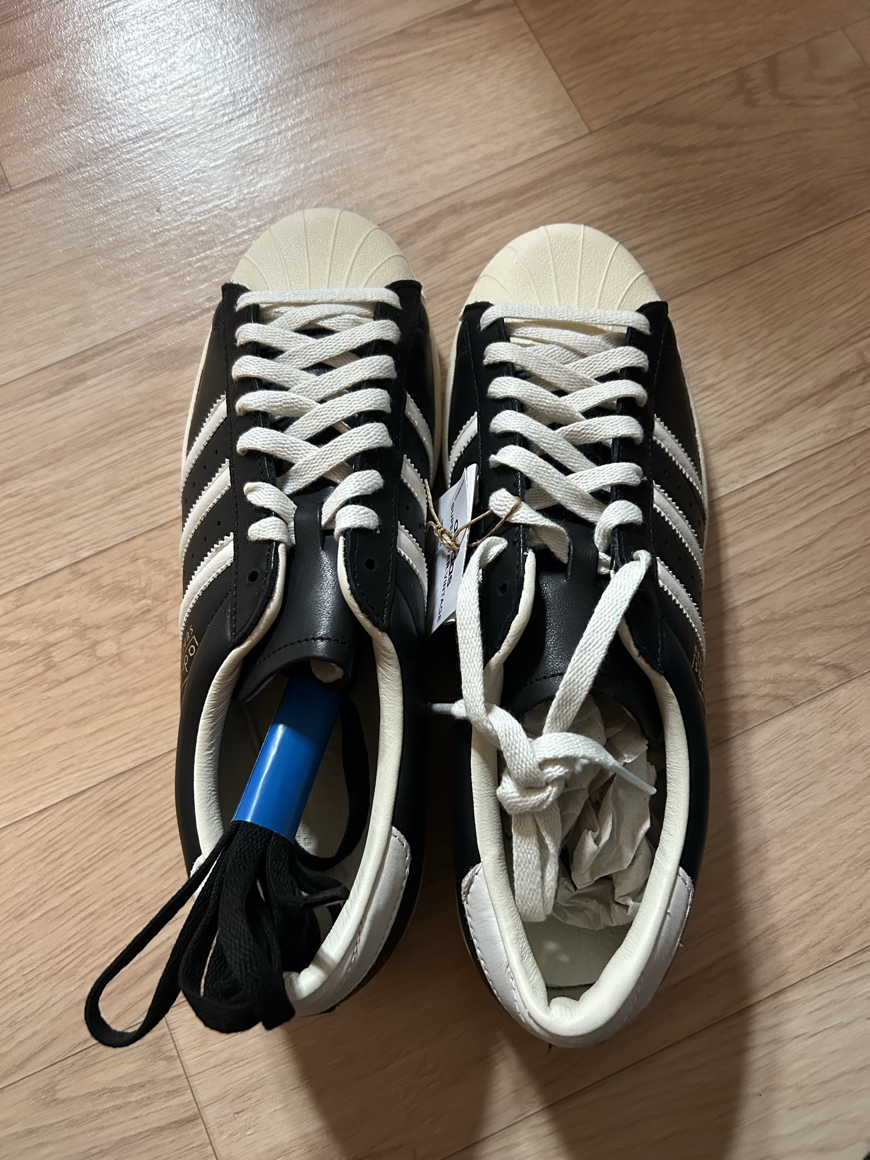 Adidas Superstar Vintage Core Black Core White 착용 스타일