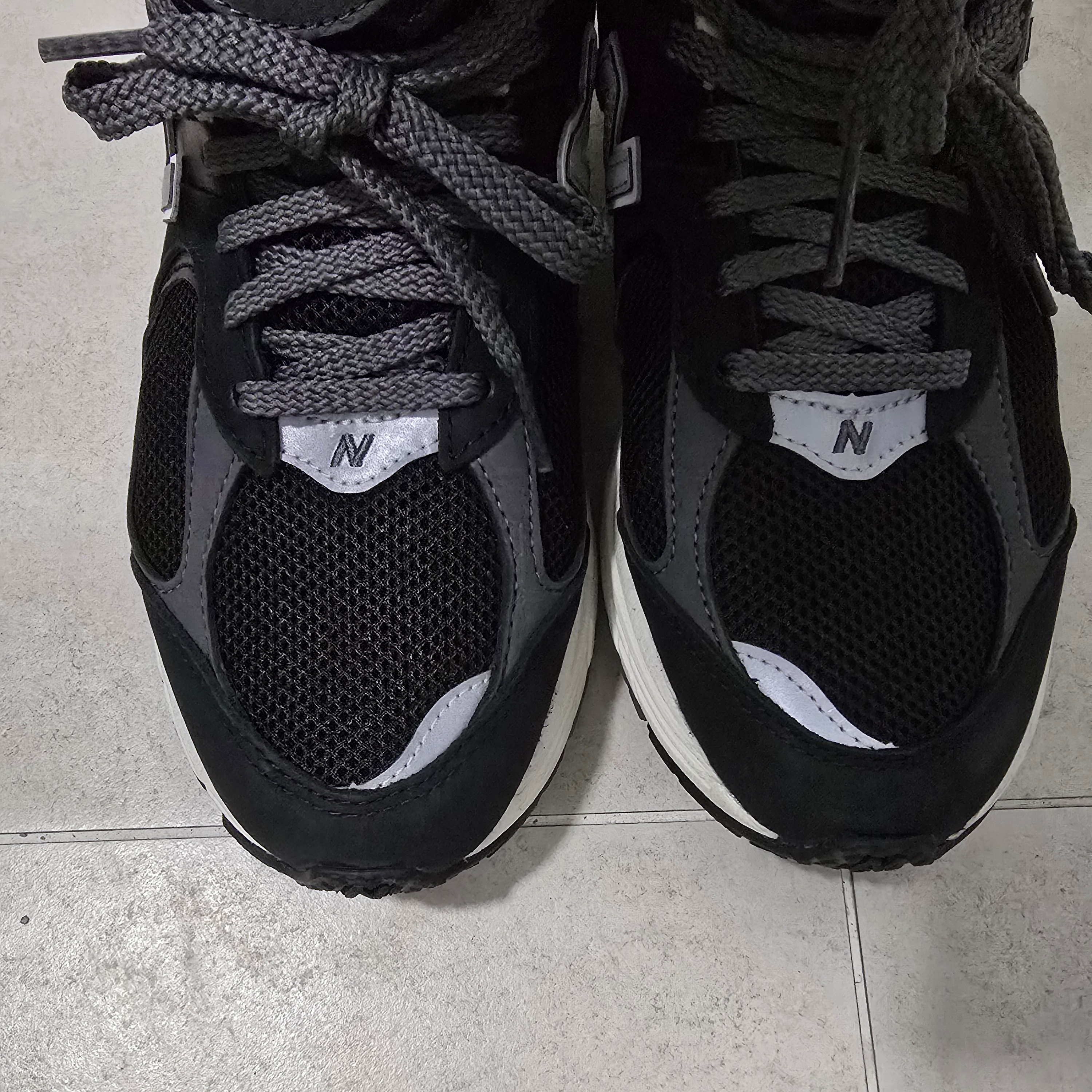 New Balance 2002R Premium Vintage Black 착용 스타일 - 1