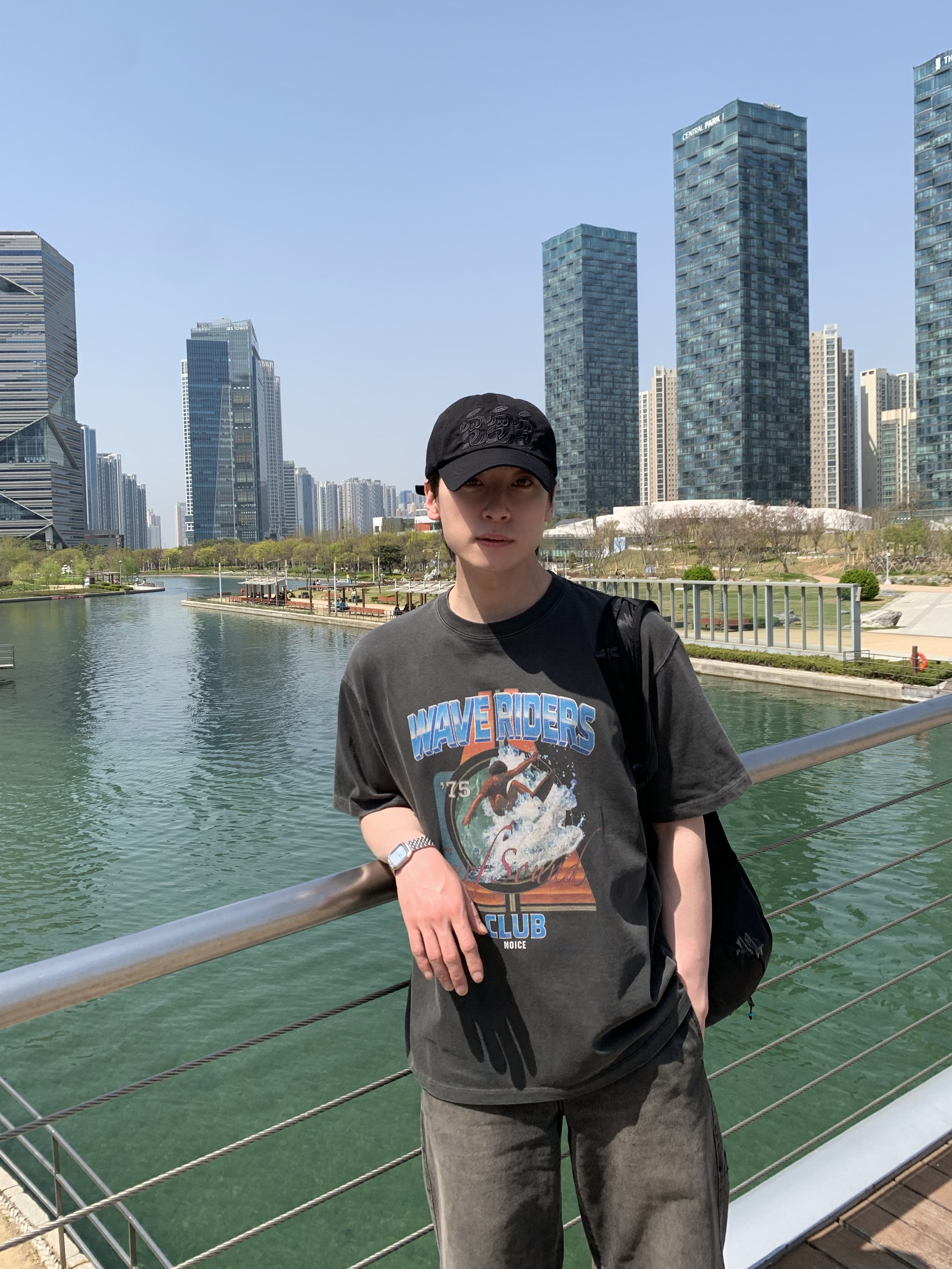 Noice x Oasis Maine Road T-Shirt Charcoal, Helinox Wear Eclipse Lightpack 20 Black 착용 스타일 - 6