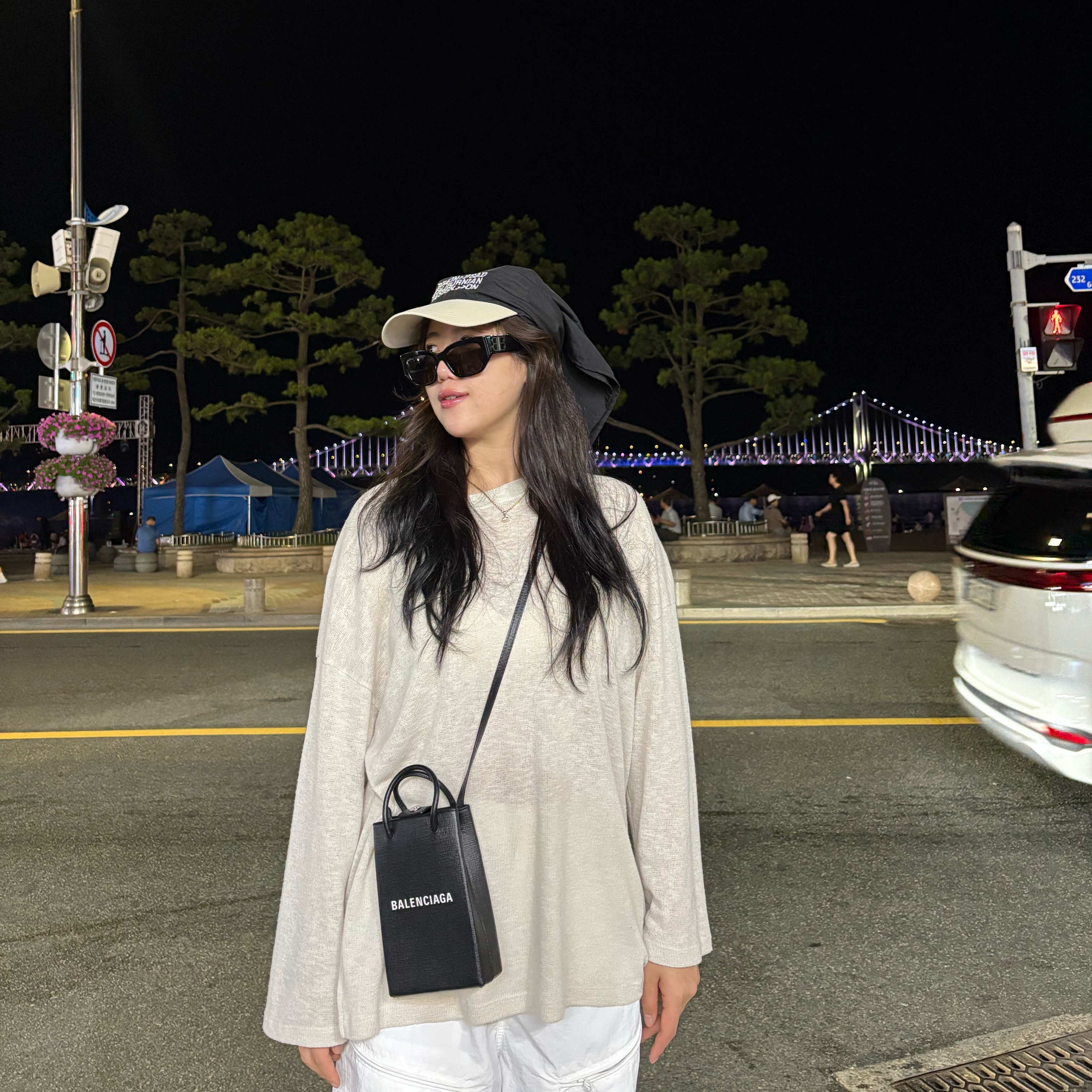 Balenciaga Mini Shopping Bag Phone Holder Black 착용 스타일 - 1