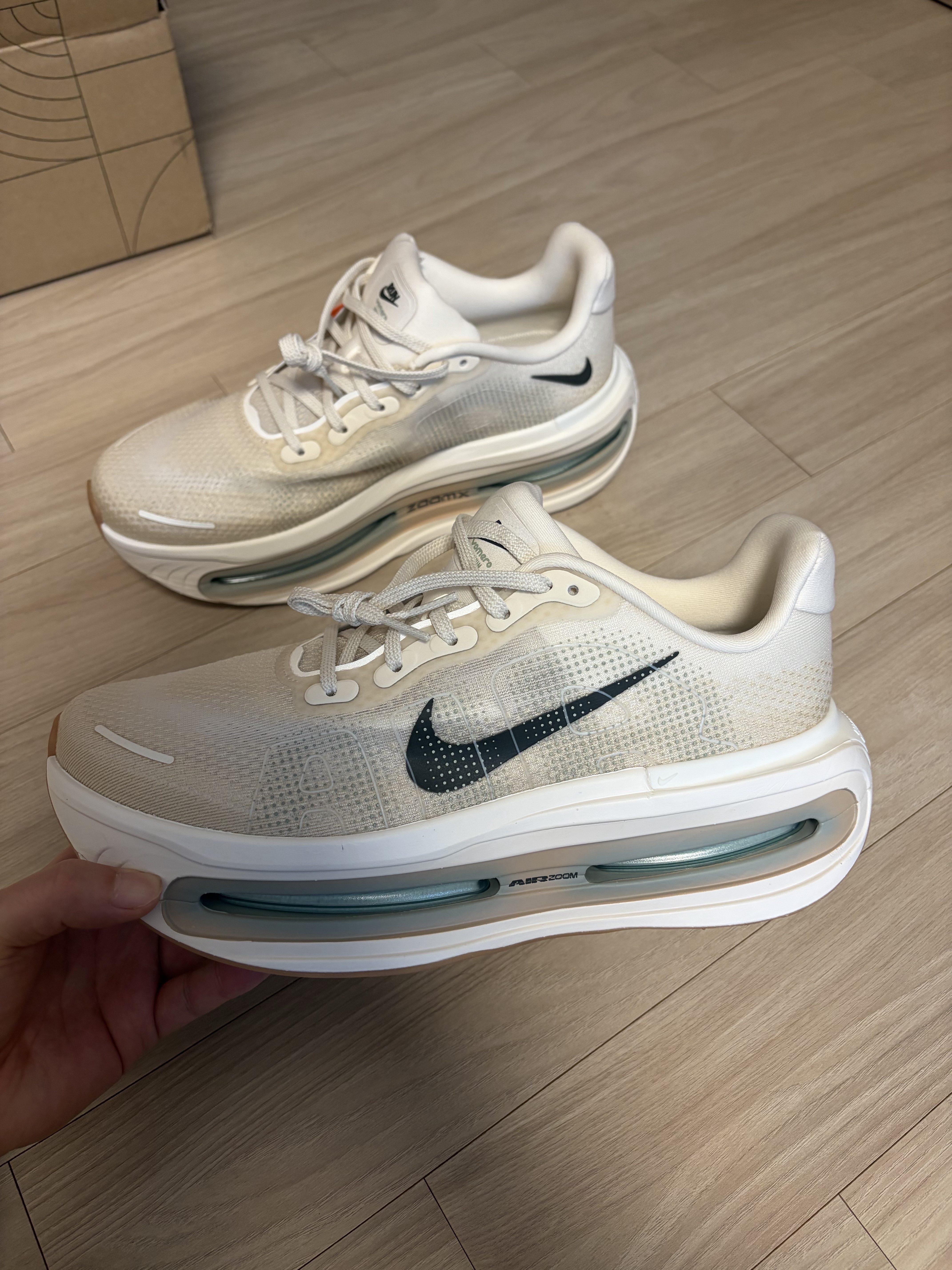 Nike Vomero Premium Pale Ivory Sand Drift 착용 스타일 - 1