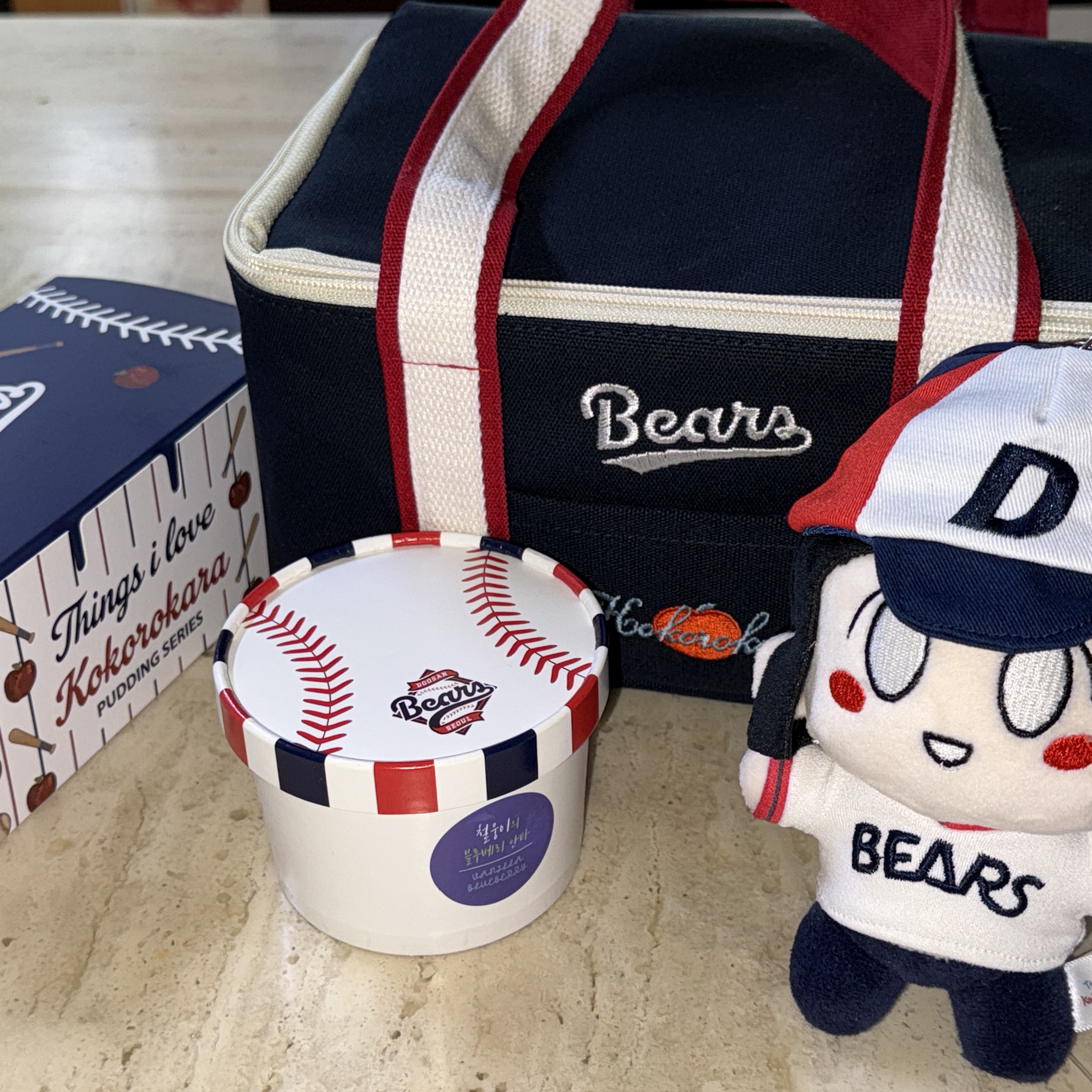 [KREAM 단독] Doosan Bears x Kokorokara Hustle Pudding 2pcs & Kokoro Bear Keyring & Cooler Bag Full Set 착용 스타일 - 2