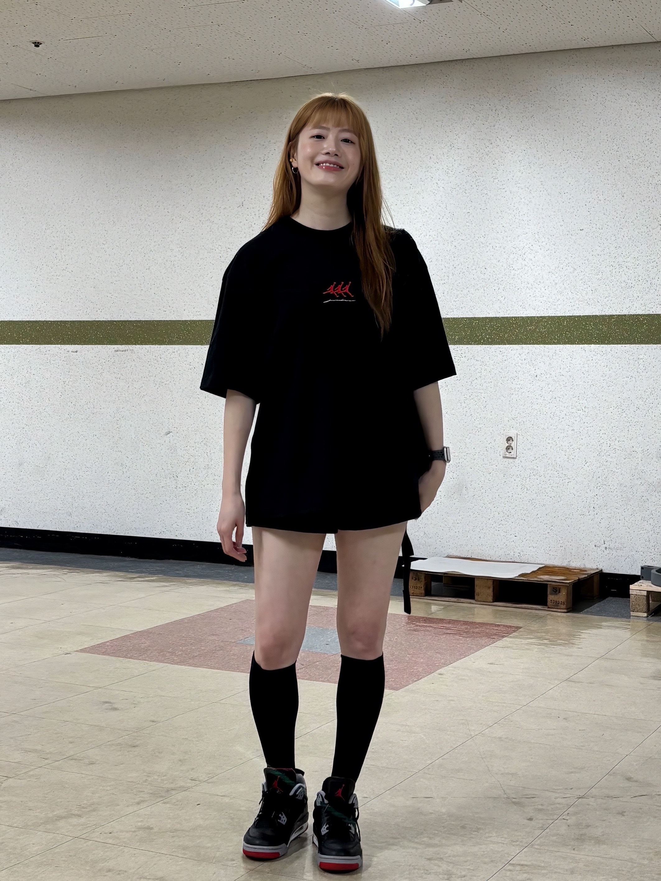Jordan 4 Retro Bred Reimagined, Jordan Flight Oversized Graphic T-Shirt Black (IF3133-010) 착용 스타일 - 6