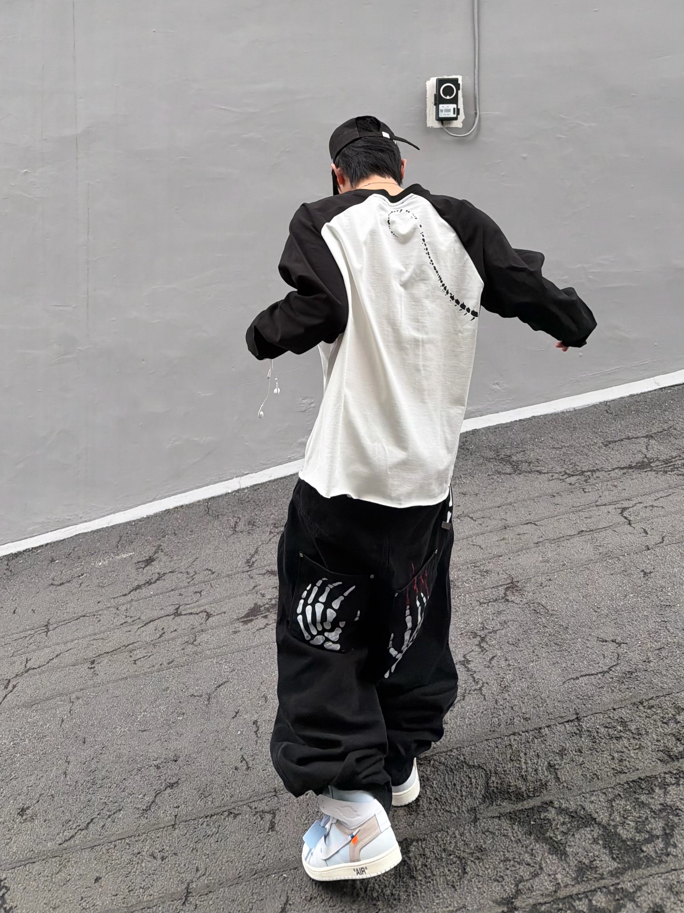 Jordan 1 x Virgil Abloh Archive Retro High Alaska White, Kamien x KOIN SEOUL K Logo Ball Cap Black 착용 스타일 - 5