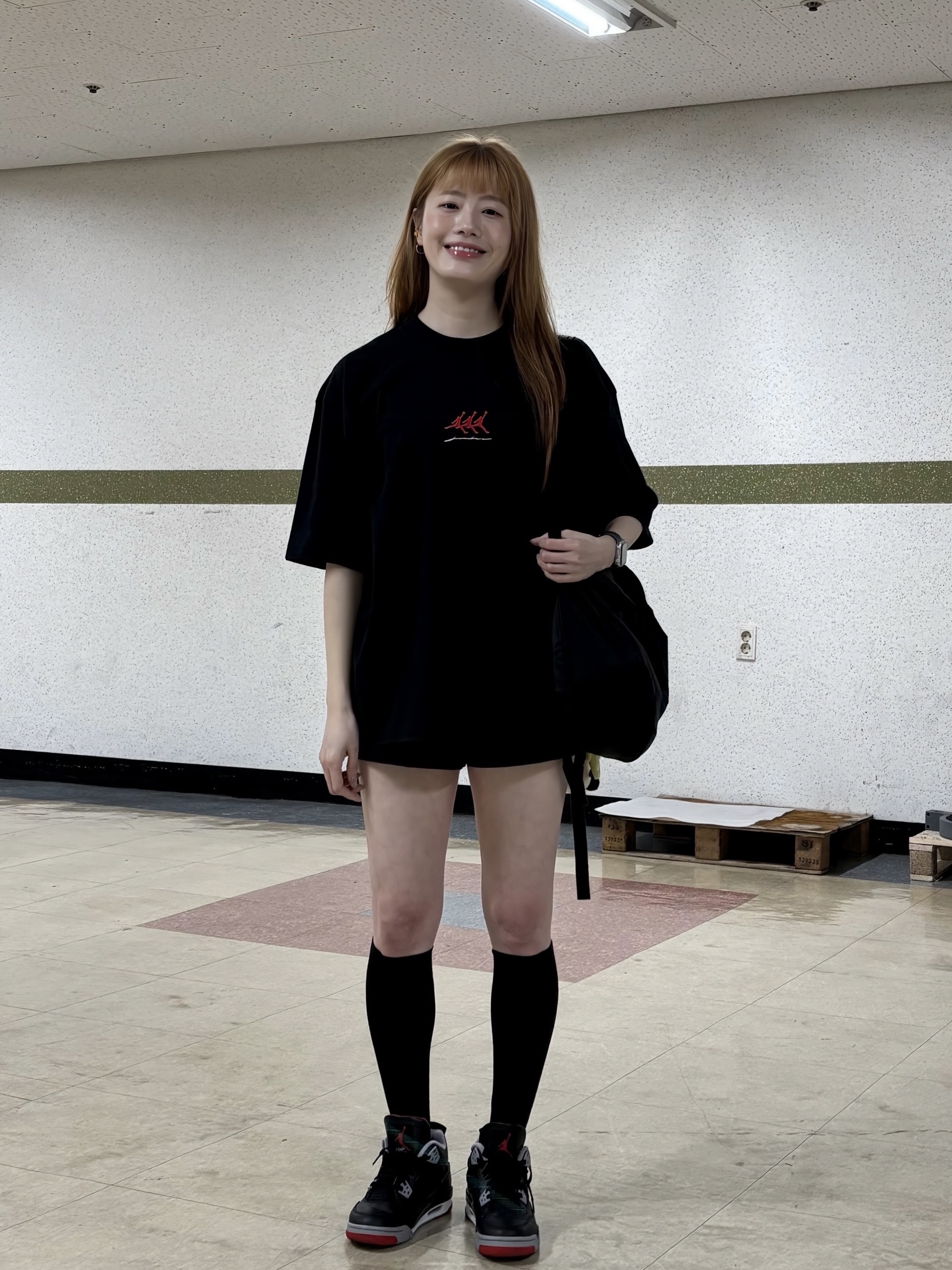 Jordan 4 Retro Bred Reimagined, Jordan Flight Oversized Graphic T-Shirt Black (IF3133-010) 착용 스타일 - 1