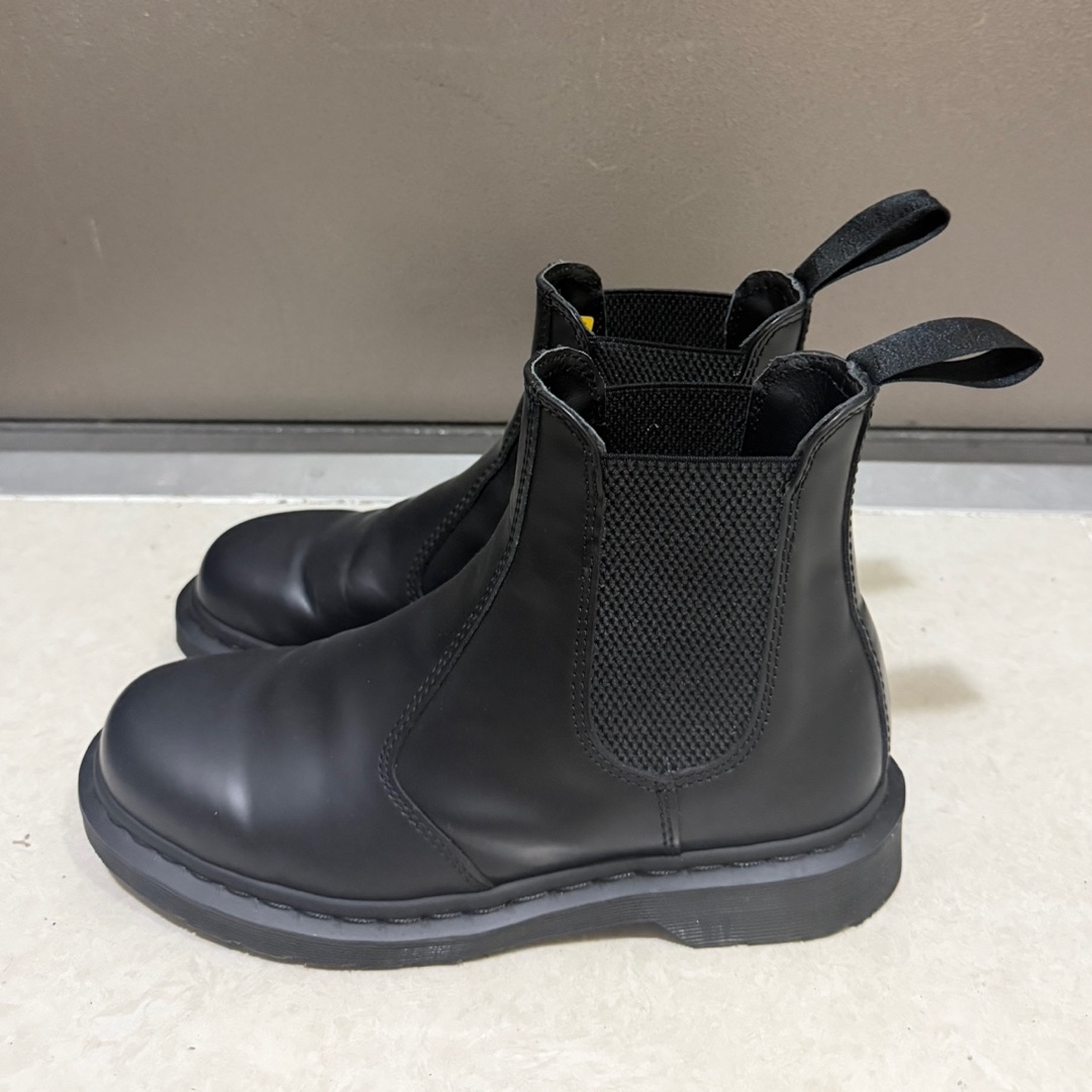 Dr. Martens 2976 Chelsea Black Smooth 착용 스타일