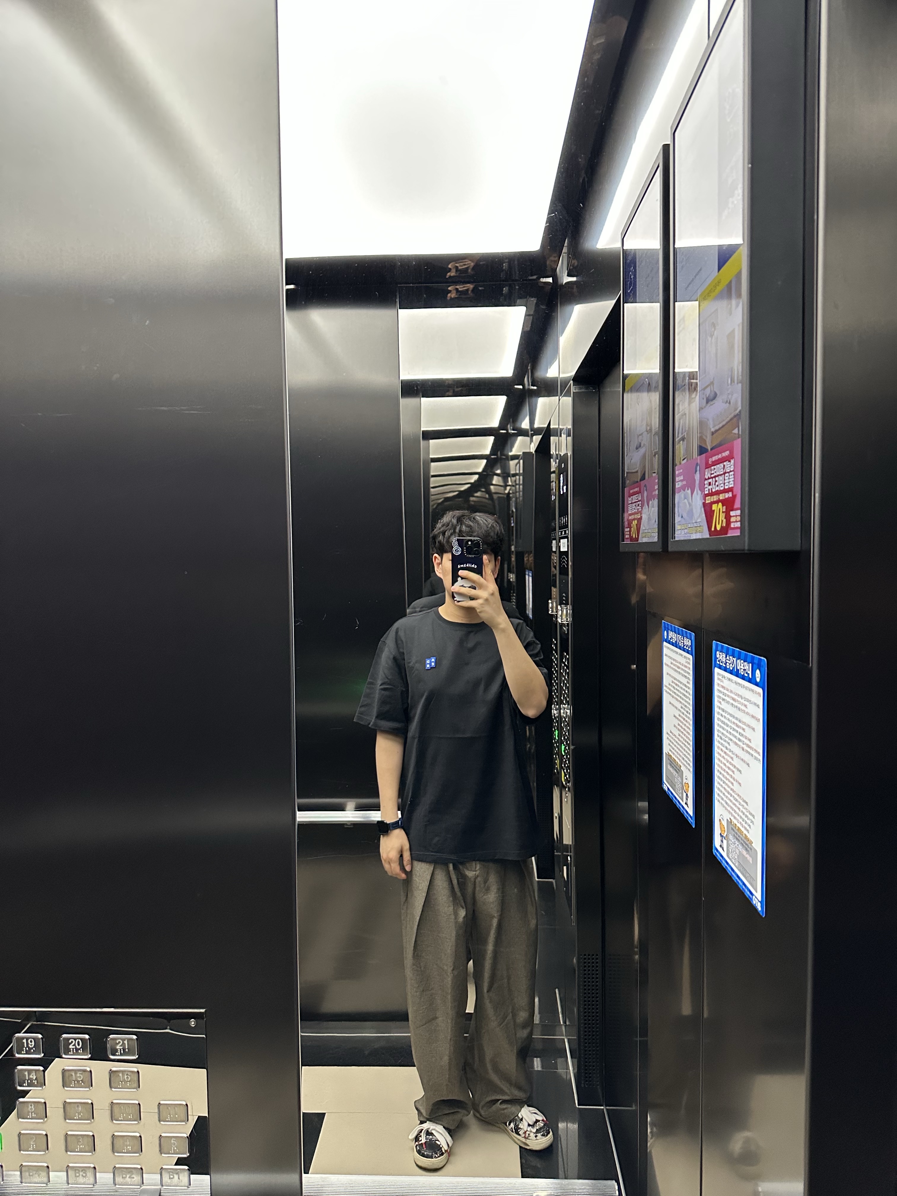 Ader Error Sig; TRS/BL Tag T-Shirt 01 Black, Nike x Peaceminusone Air Force 1 Low Para-Noise 착용 스타일