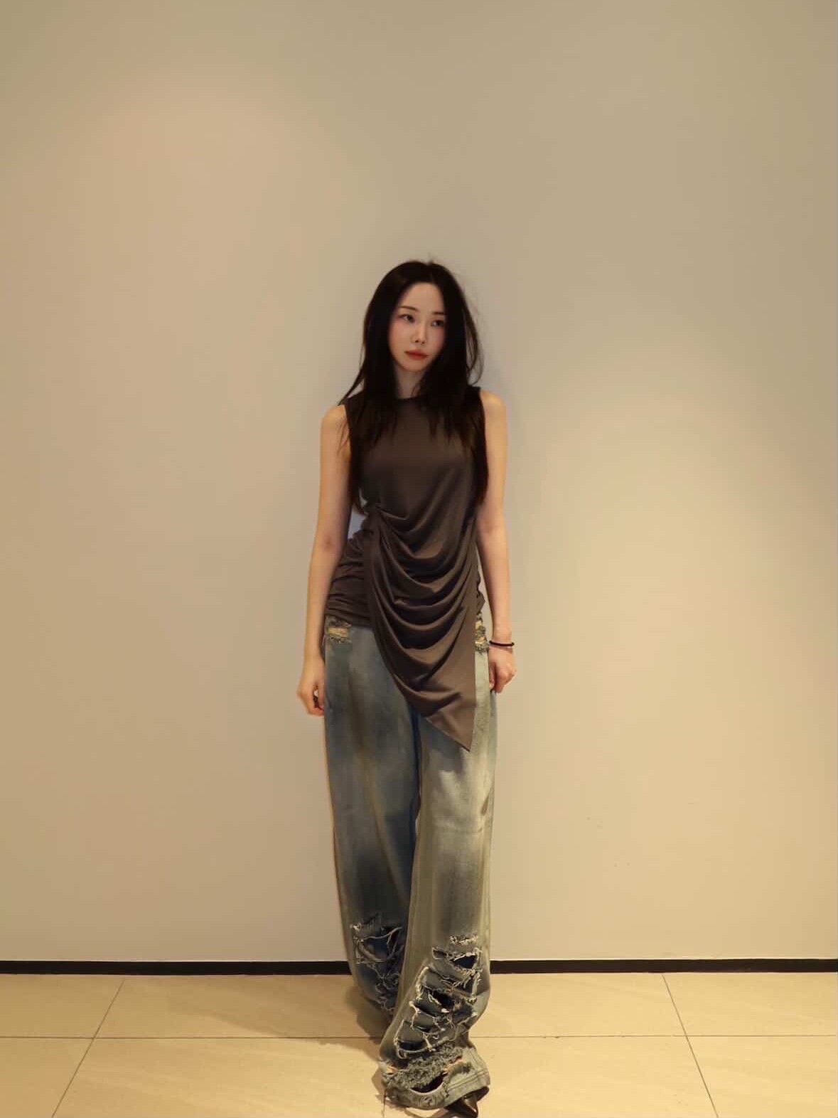 BLR Destroyed Vintage Oil Washing Denim Pants, BLR Soft Draping Sleeveless Grey 착용 스타일