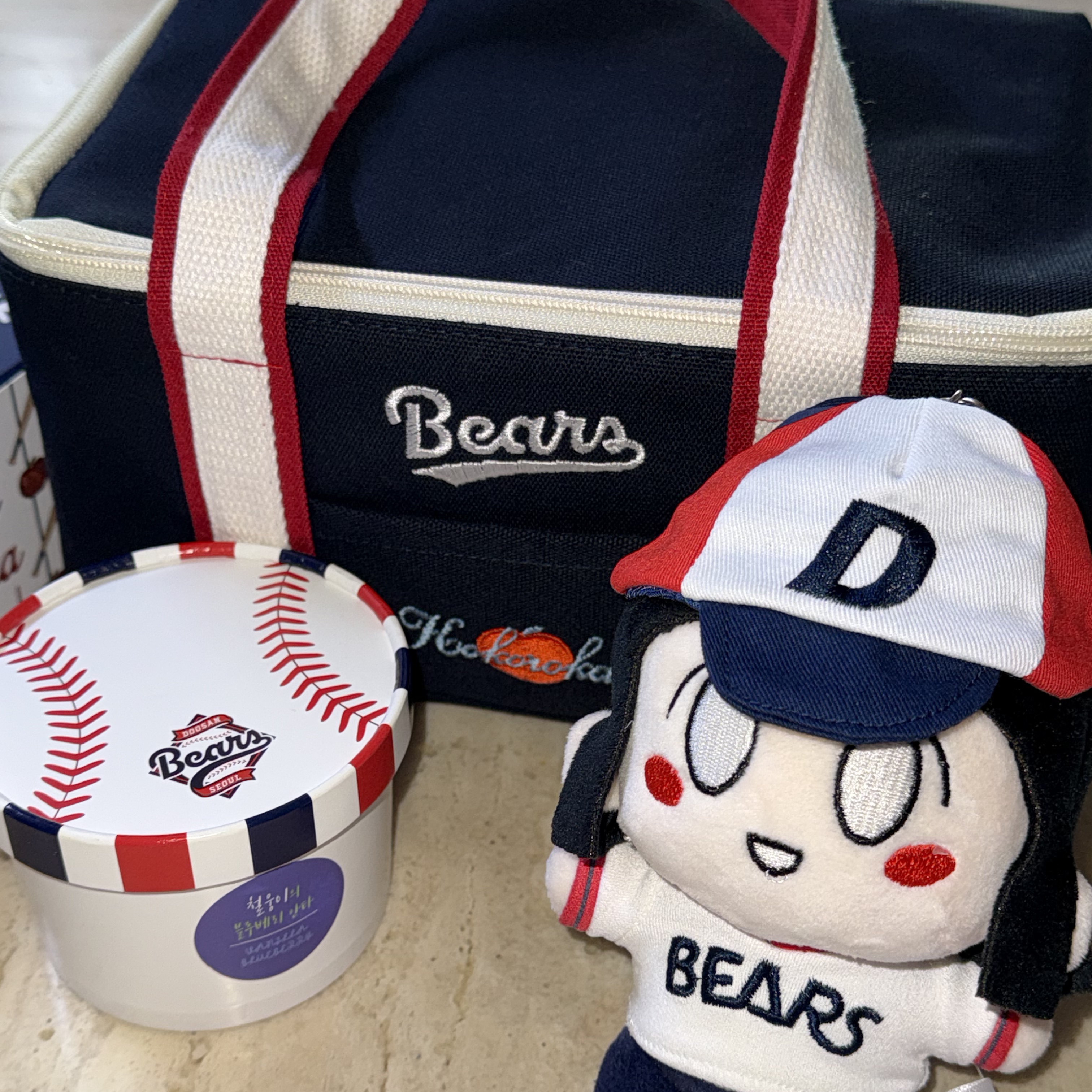 [KREAM 단독] Doosan Bears x Kokorokara Hustle Pudding 2pcs & Kokoro Bear Keyring & Cooler Bag Full Set 착용 스타일 - 1