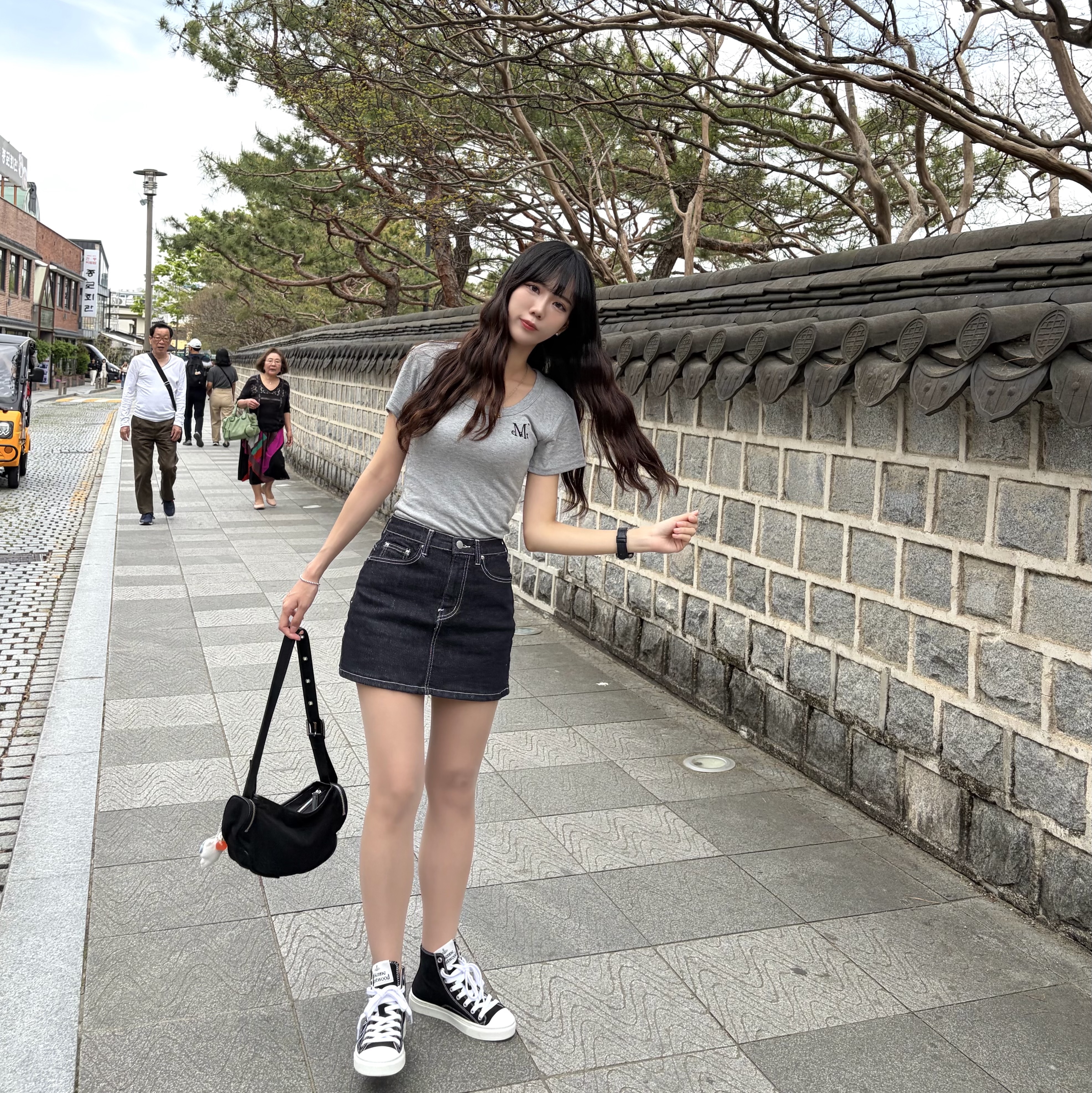 (W) Vivienne Westwood Plimsoll High Top Eco Sneakers Black, Vivienne Westwood Mini Bas Relief Pendant Silver 착용 스타일 - 2