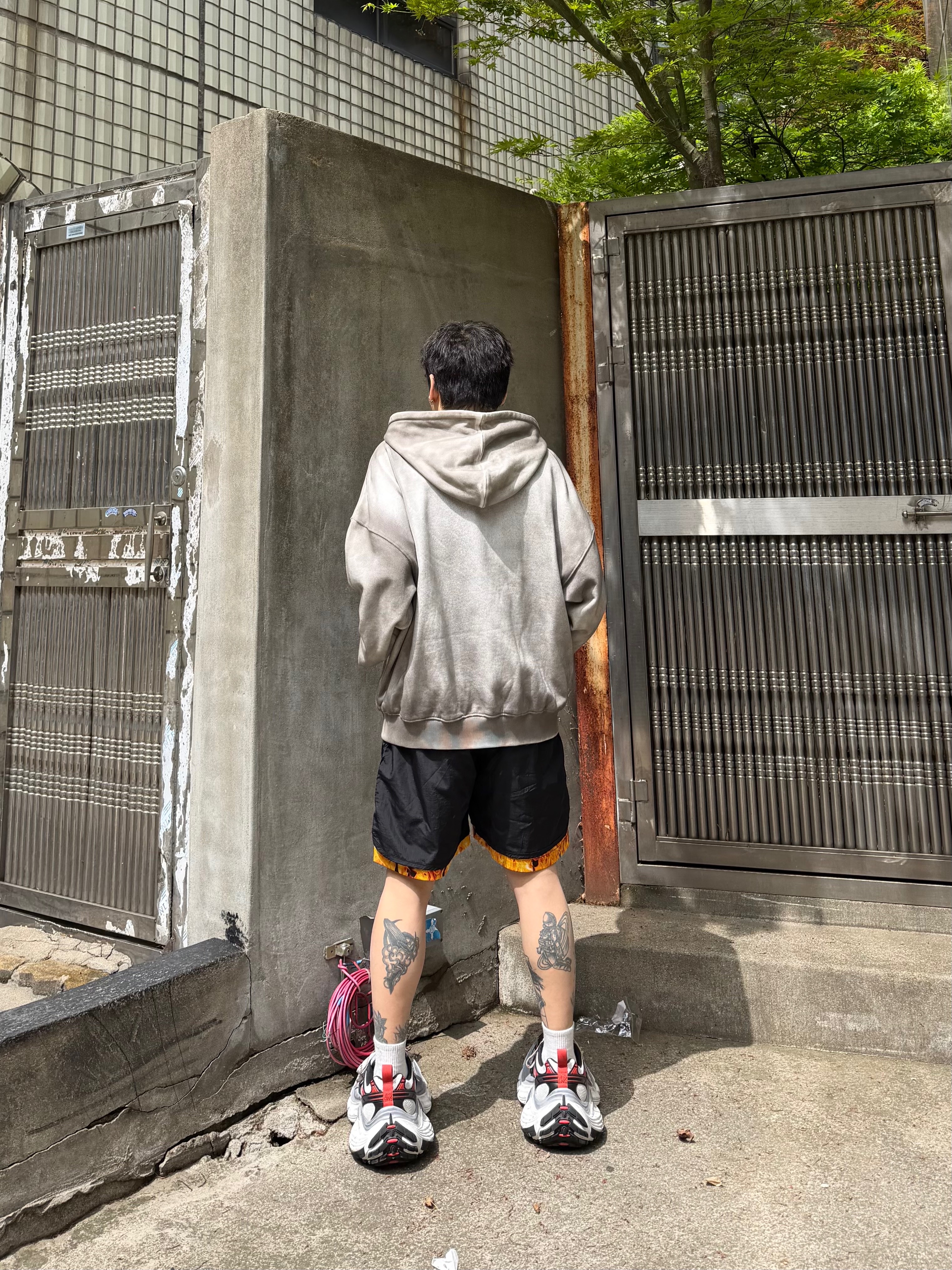 Balenciaga 10XL Sneakers Grey White Red 착용 스타일 - 6