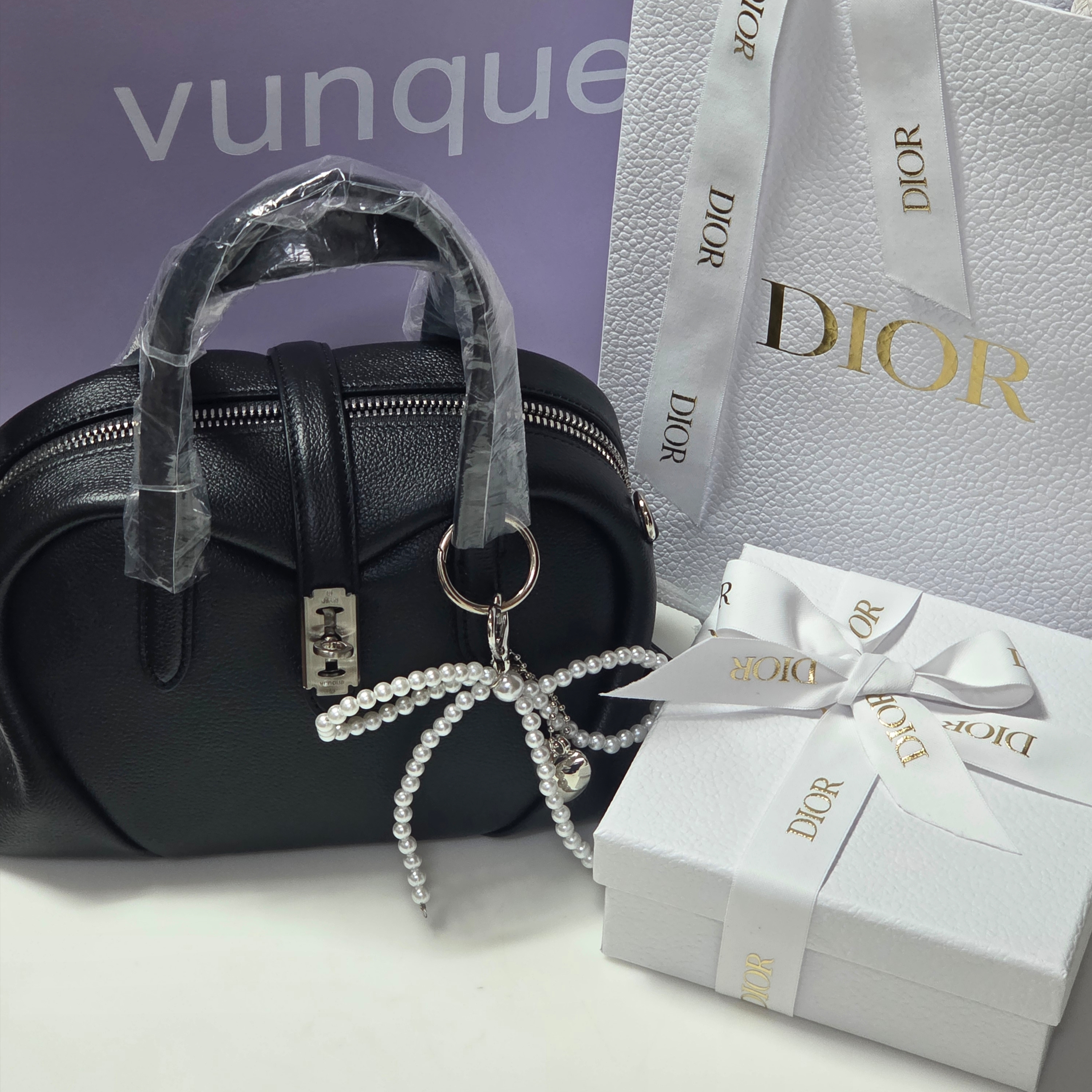 Vunque Toque Love Small Tote Bag Pure Beige, Dior Lady Flap Card Holder Patent Cannage Calfskin Black 착용 스타일 - 1