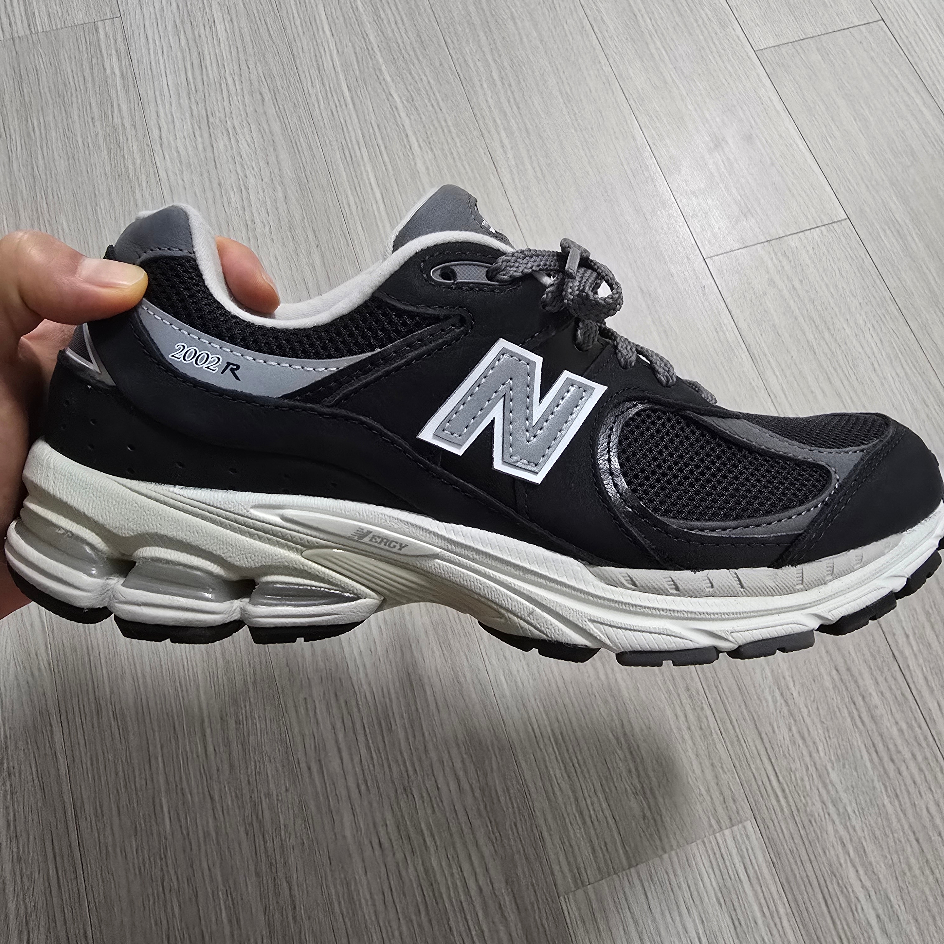 New Balance 2002R Premium Vintage Black 착용 스타일 - 2