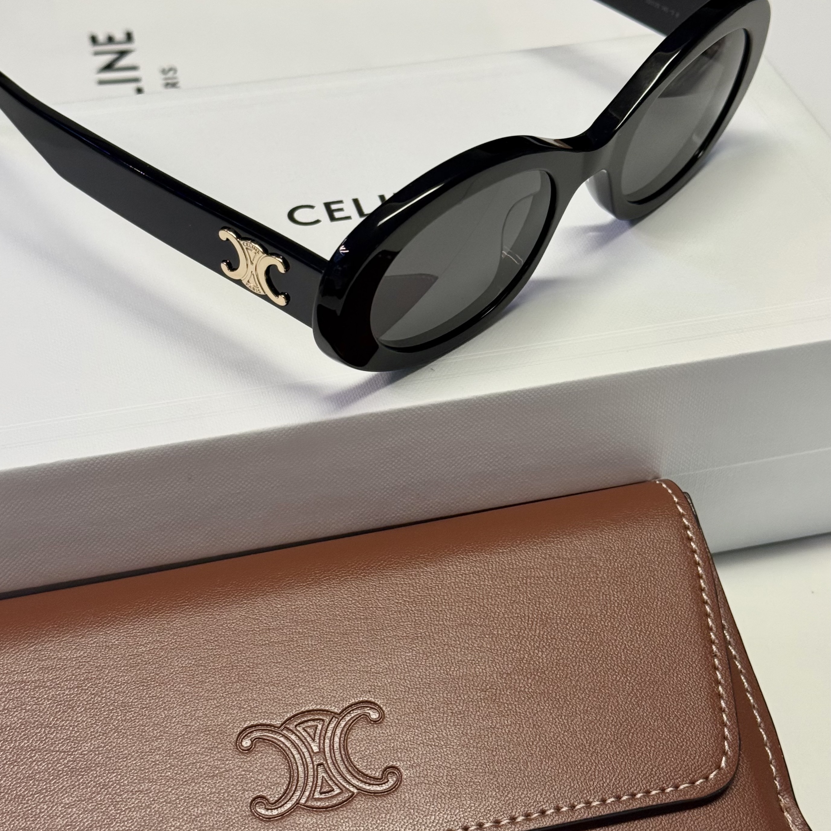 (W) Celine Triomphe 01 Sunglasses in Acetate Black 착용 스타일