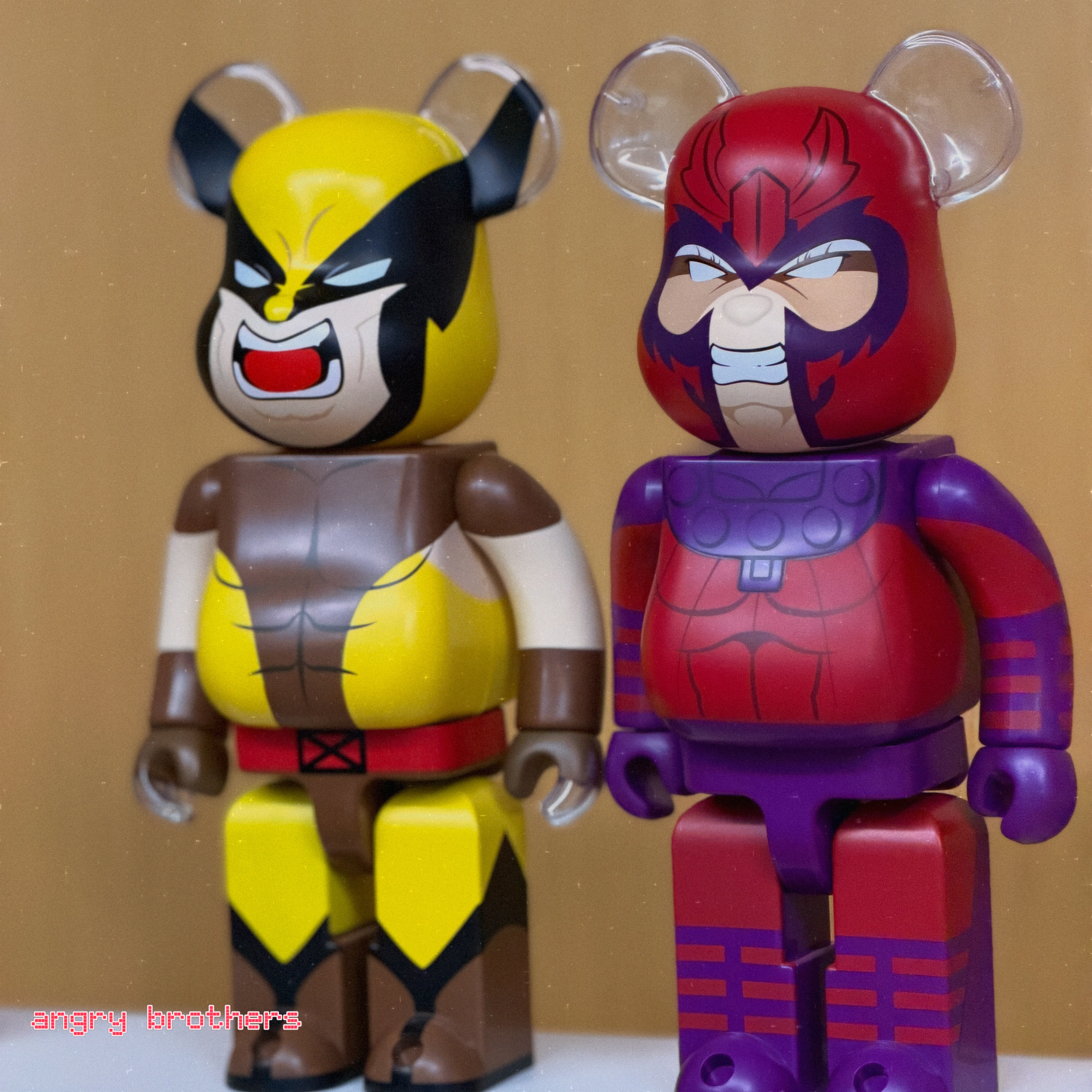 Bearbrick x Marvel X-Men Happy Lottery Magneto 400%, Bearbrick x Marvel X-Men Happy Lottery Wolverine Brown Costume 400% 착용 스타일