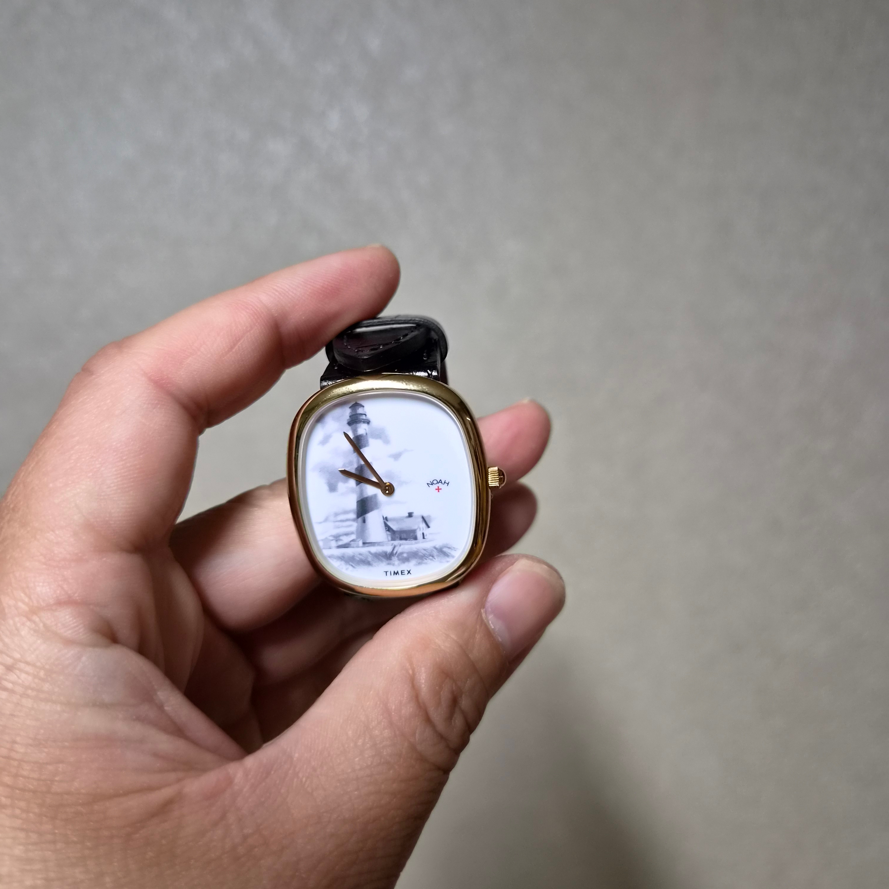 Timex x Noah Lighthouse Watch Black Gold 착용 스타일