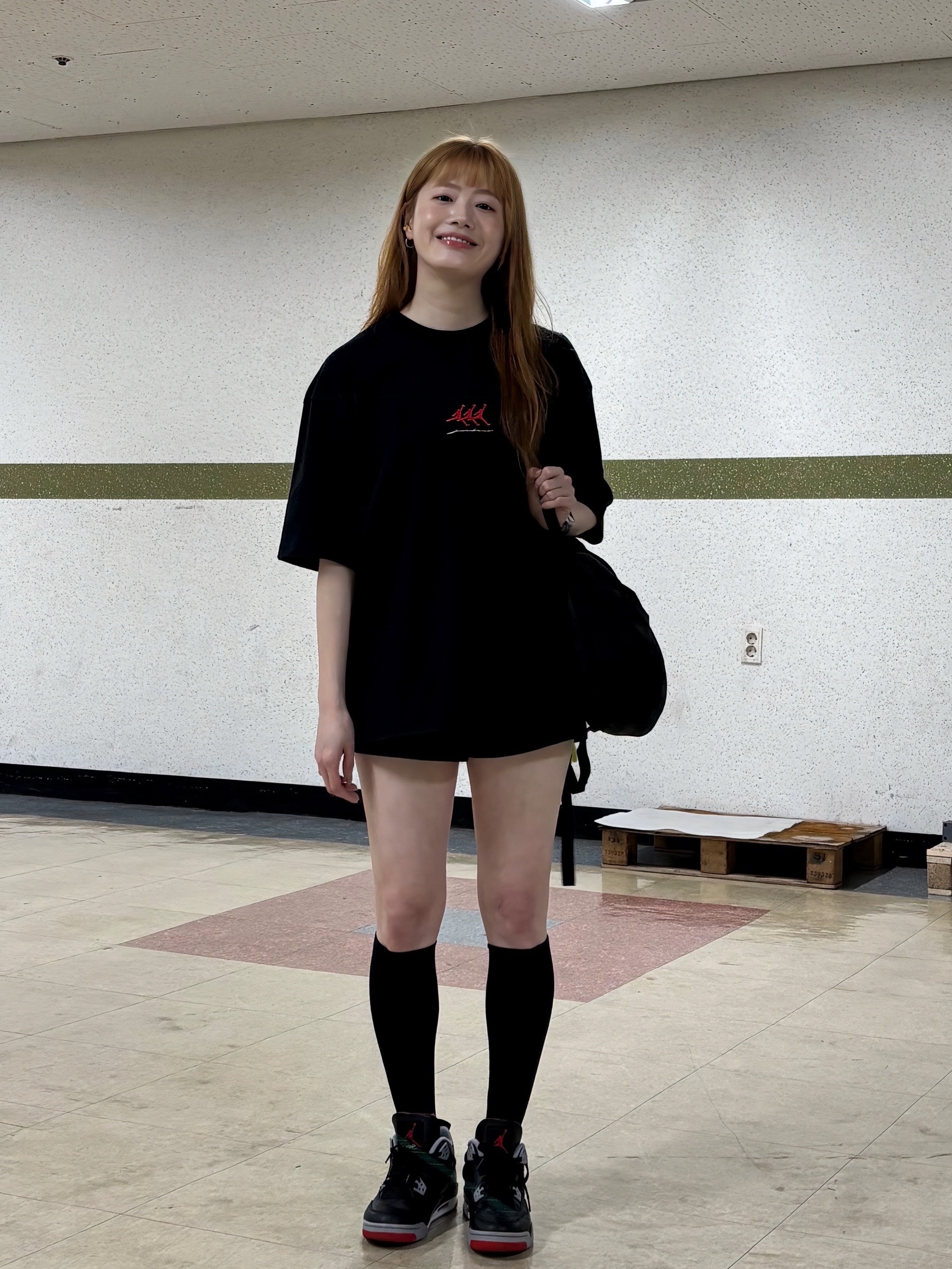 Jordan 4 Retro Bred Reimagined, Jordan Flight Oversized Graphic T-Shirt Black (IF3133-010) 착용 스타일 - 7