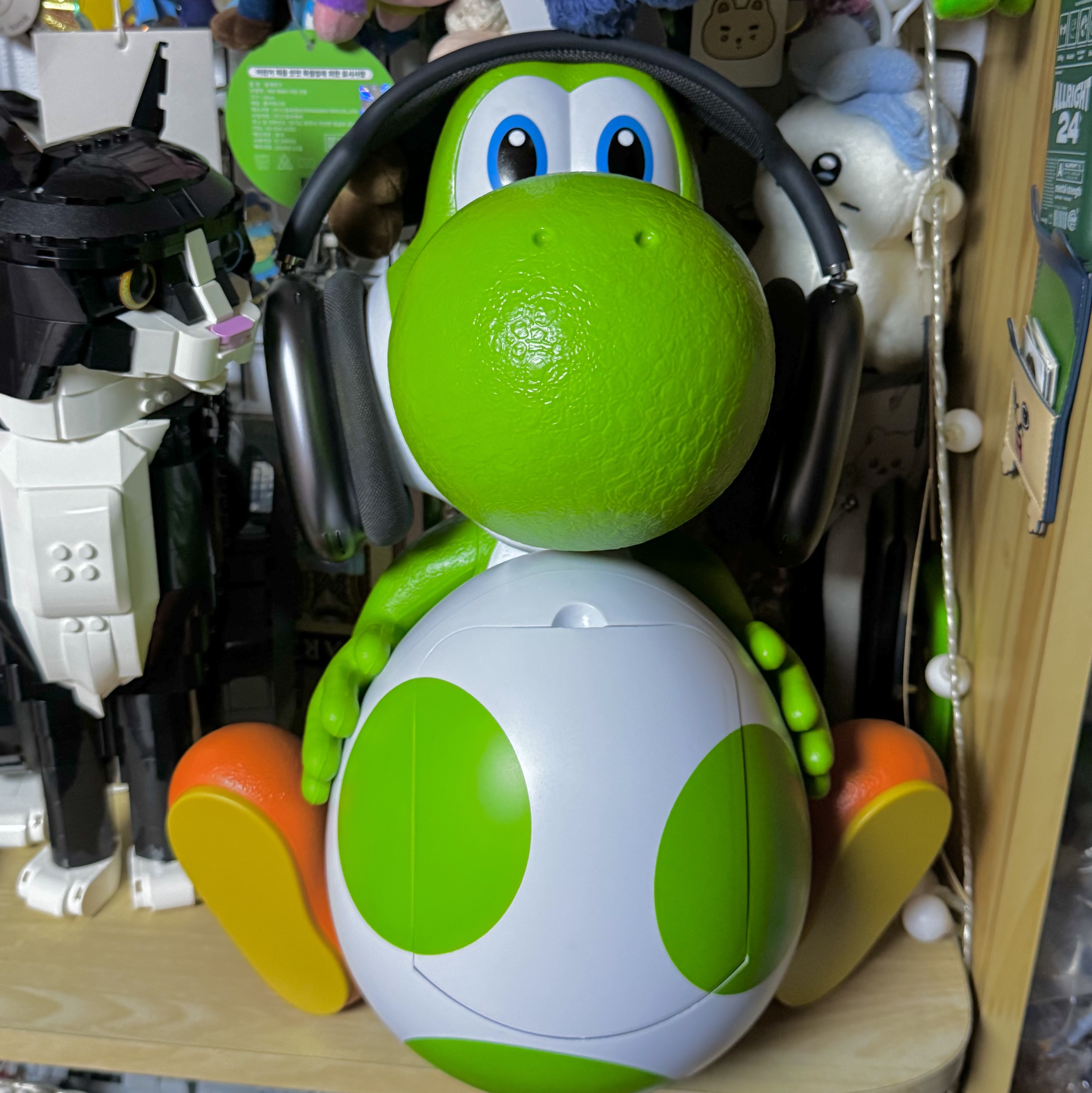 CGV x Super Mario Yoshi Popcorn Bucket, Apple AirPods Max Lightning Space Gray (Korean Ver.) 착용 스타일 - 1