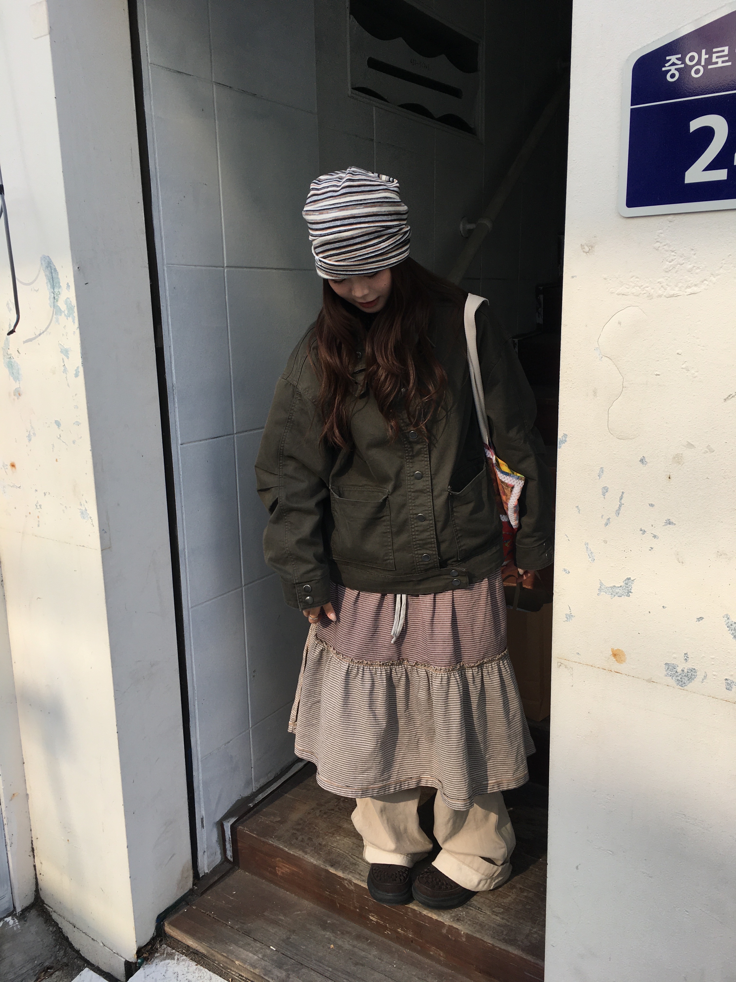 COYSEIO Colored Stripe Midi Skirt Grey Beige 착용 스타일 - 1