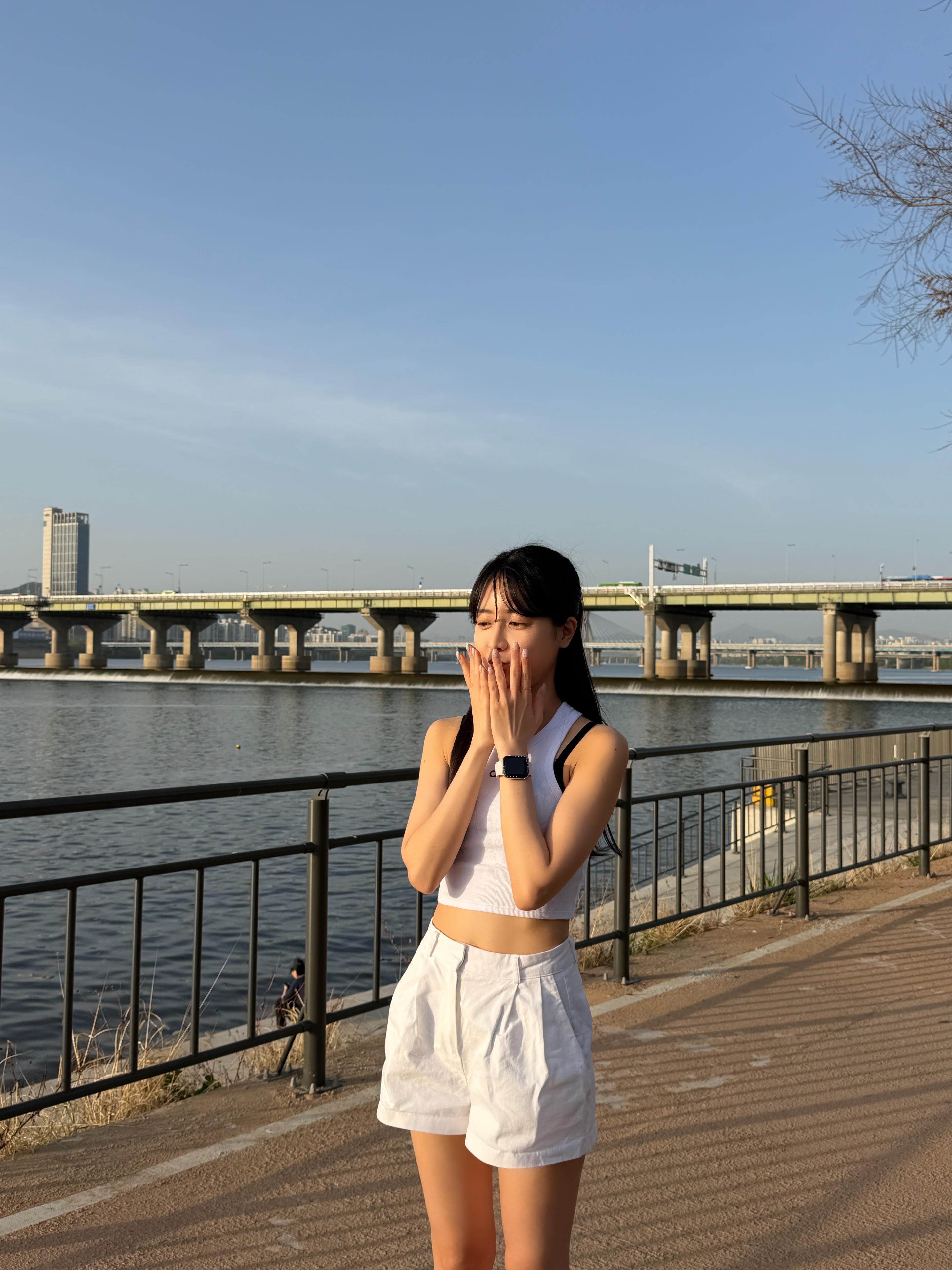 (W) Alo Yoga Aspire Tank White, On Running Logo Socks White (3 Pack) 착용 스타일 - 1