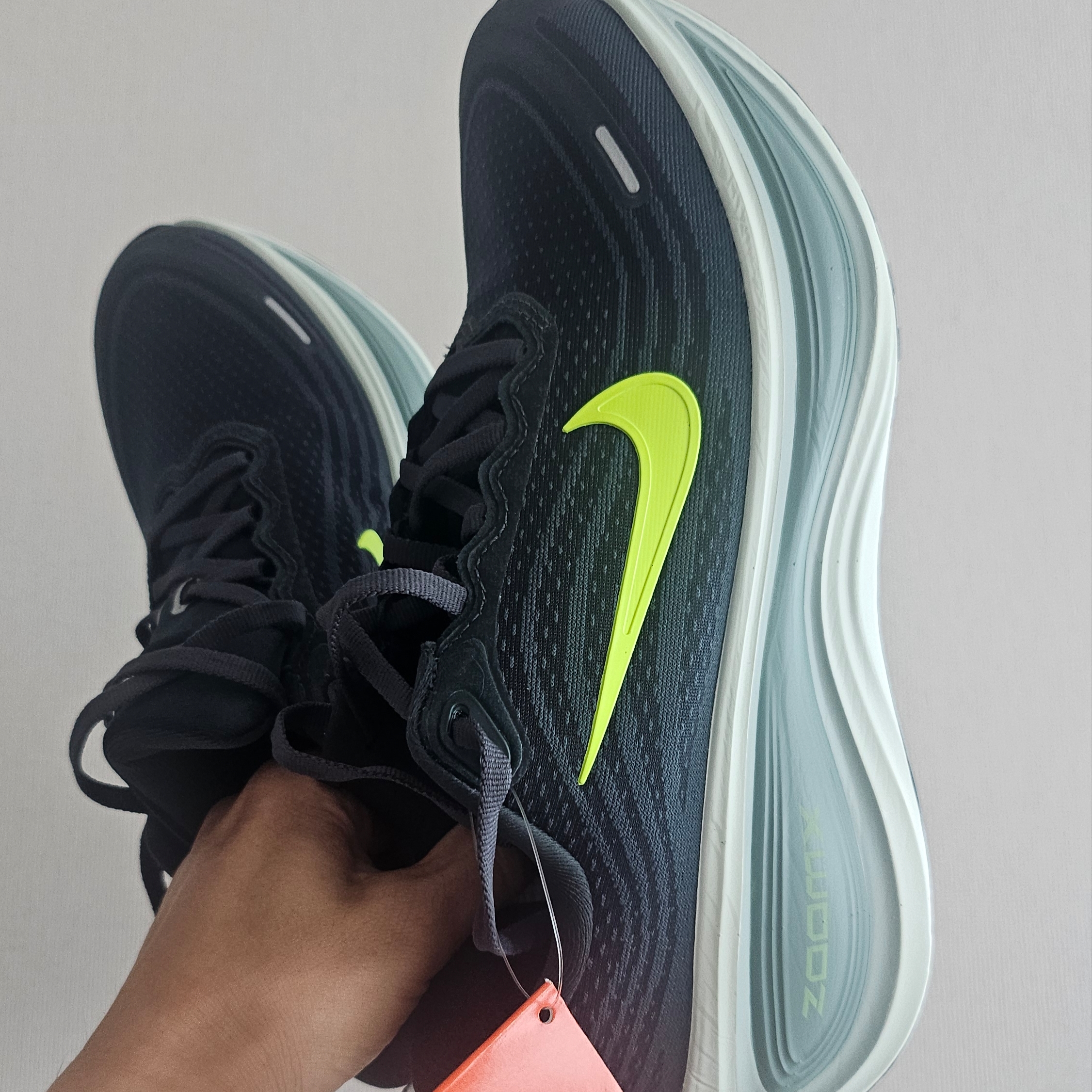 Nike Vomero Plus Seaweed Cannon 착용 스타일