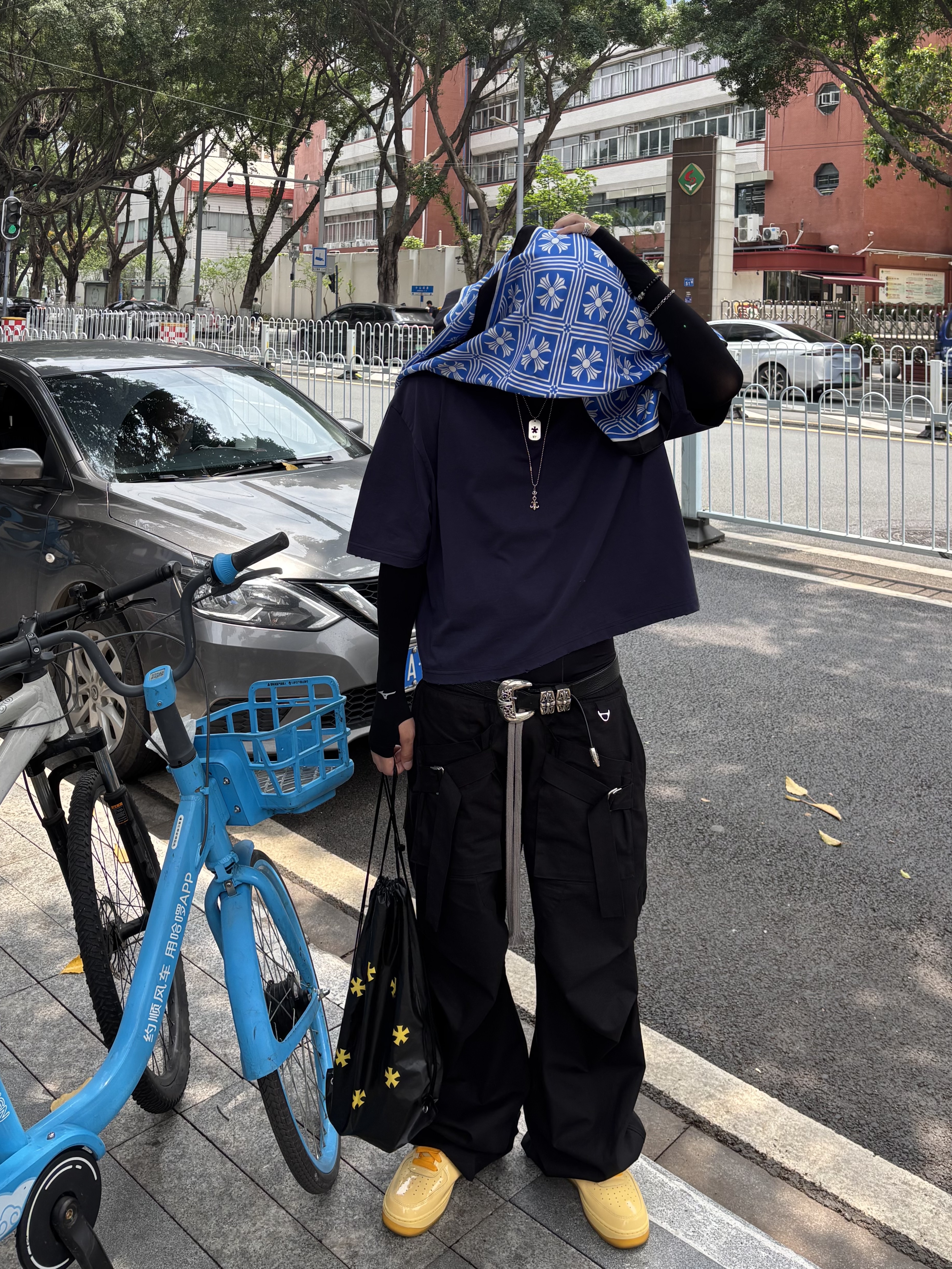 Wapworks Wide Safety Cargo Pants Black, Chrome Hearts Silk Scarf Blue 착용 스타일 - 1