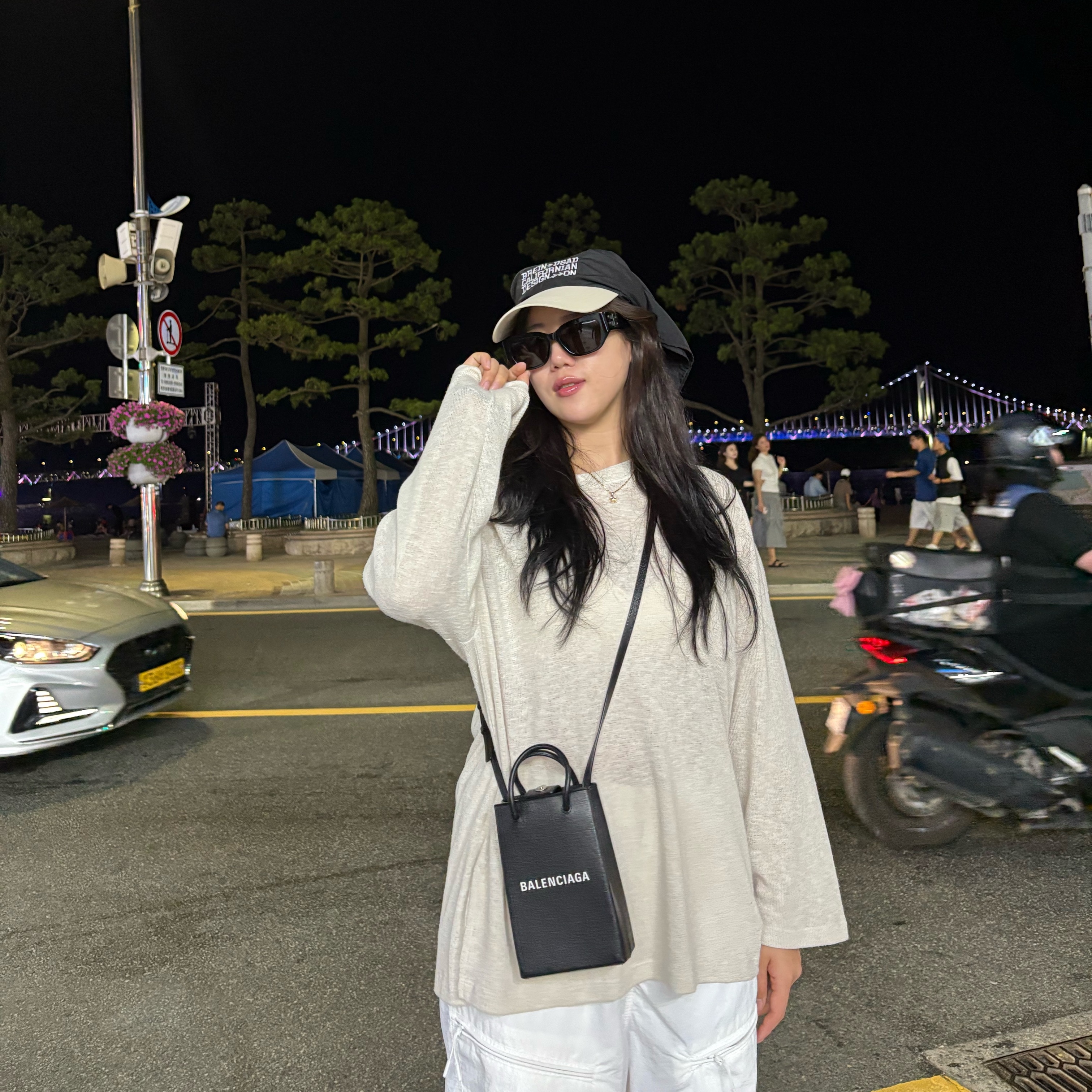 Balenciaga Mini Shopping Bag Phone Holder Black 착용 스타일 - 2