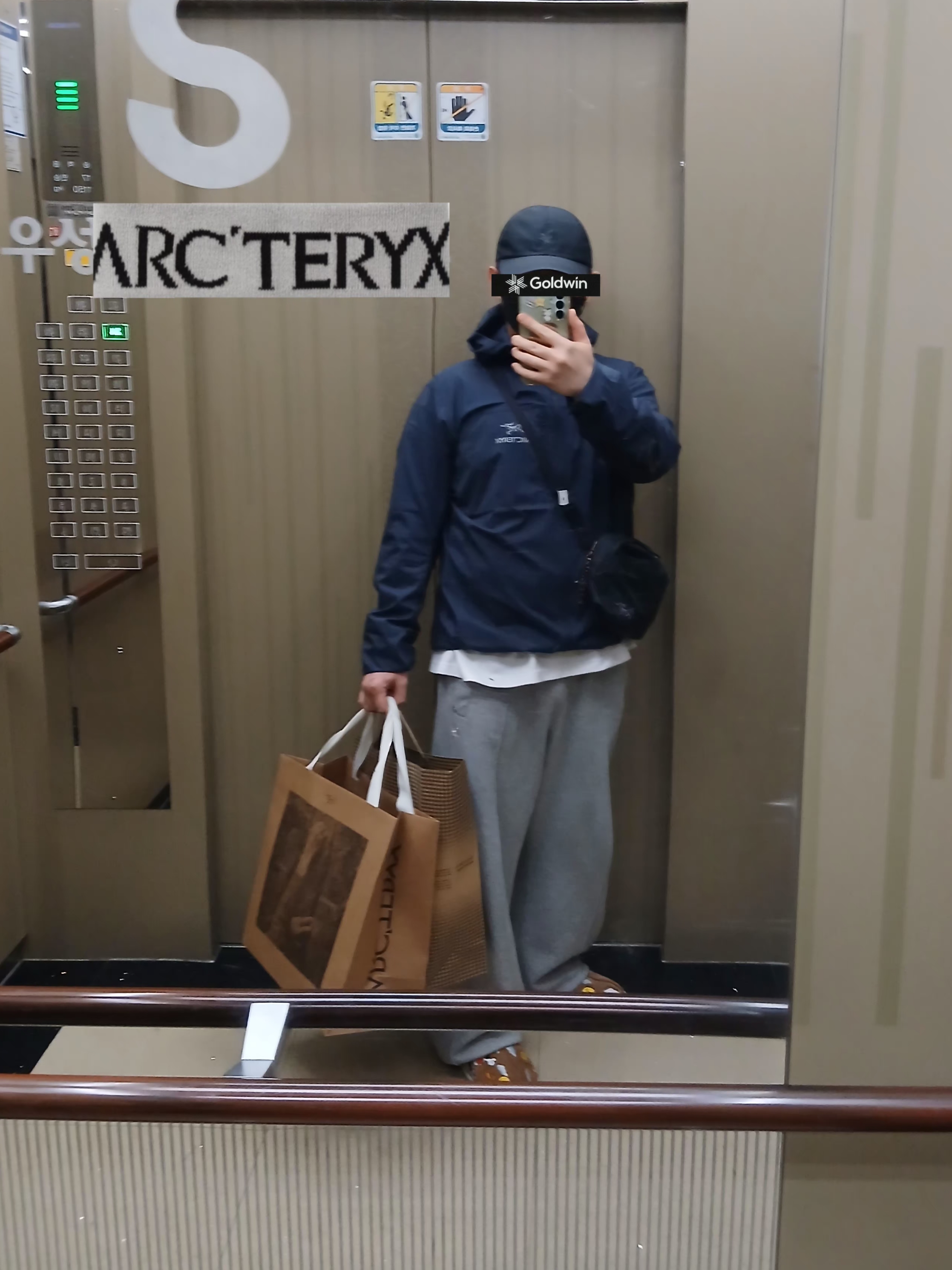 Goldwin Gore-Tex 3L Cap Black, Arc'teryx Kragg Cotton LS T-Shirt White Light Black 착용 스타일 - 3