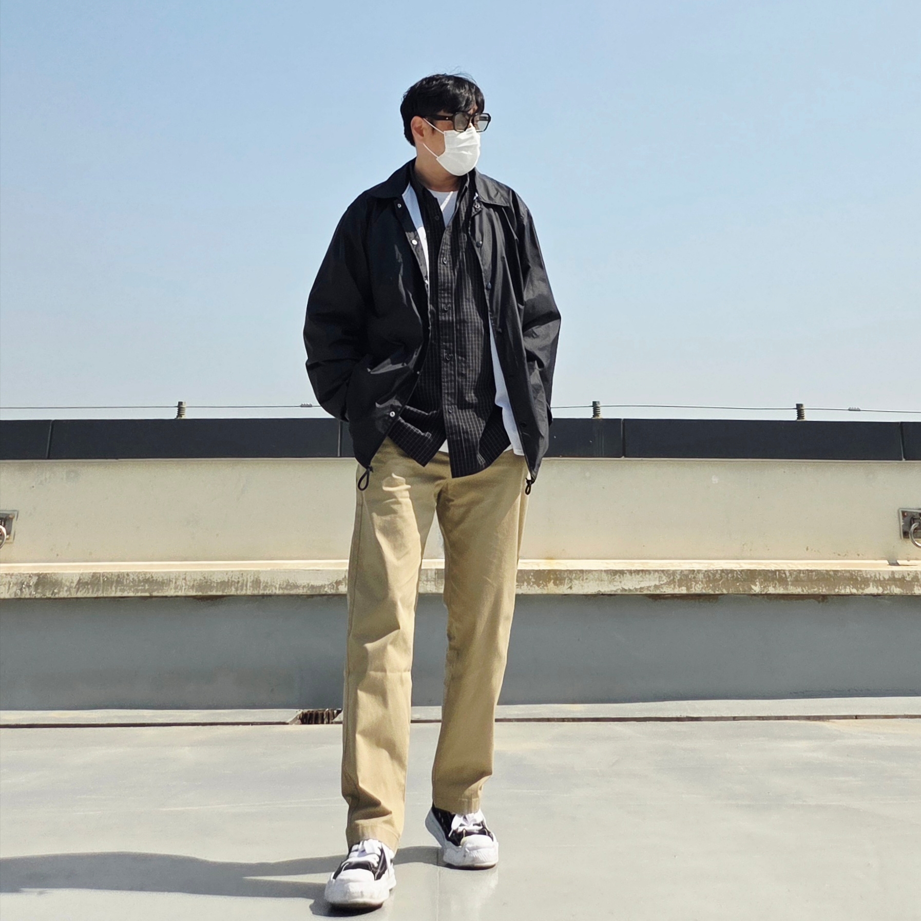 CDG Logo Coach Jacket Black, Maison Mihara Yasuhiro Hank OG Sole Canvas Low-top Sneakers Black 착용 스타일 - 2
