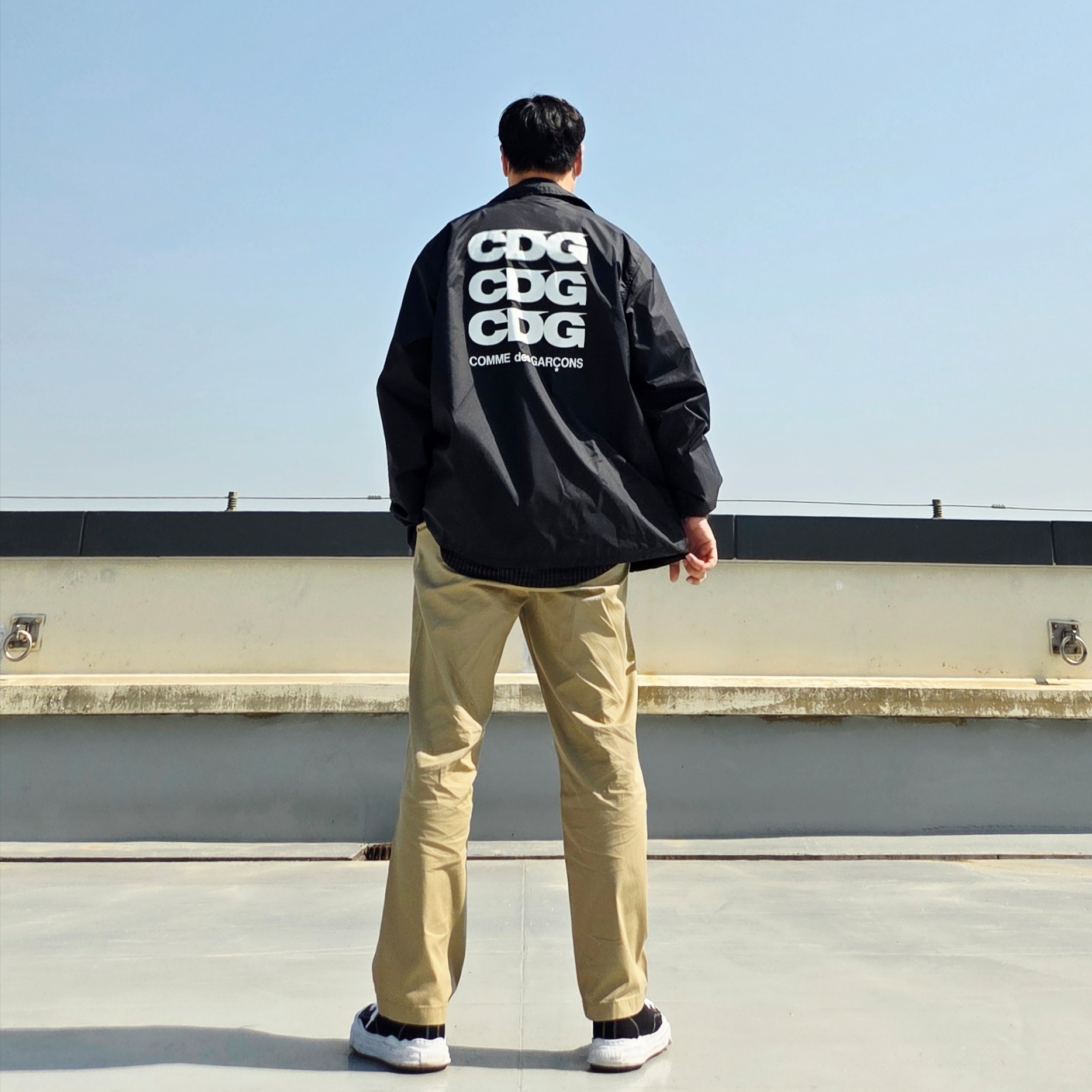 CDG Logo Coach Jacket Black, Maison Mihara Yasuhiro Hank OG Sole Canvas Low-top Sneakers Black 착용 스타일 - 1