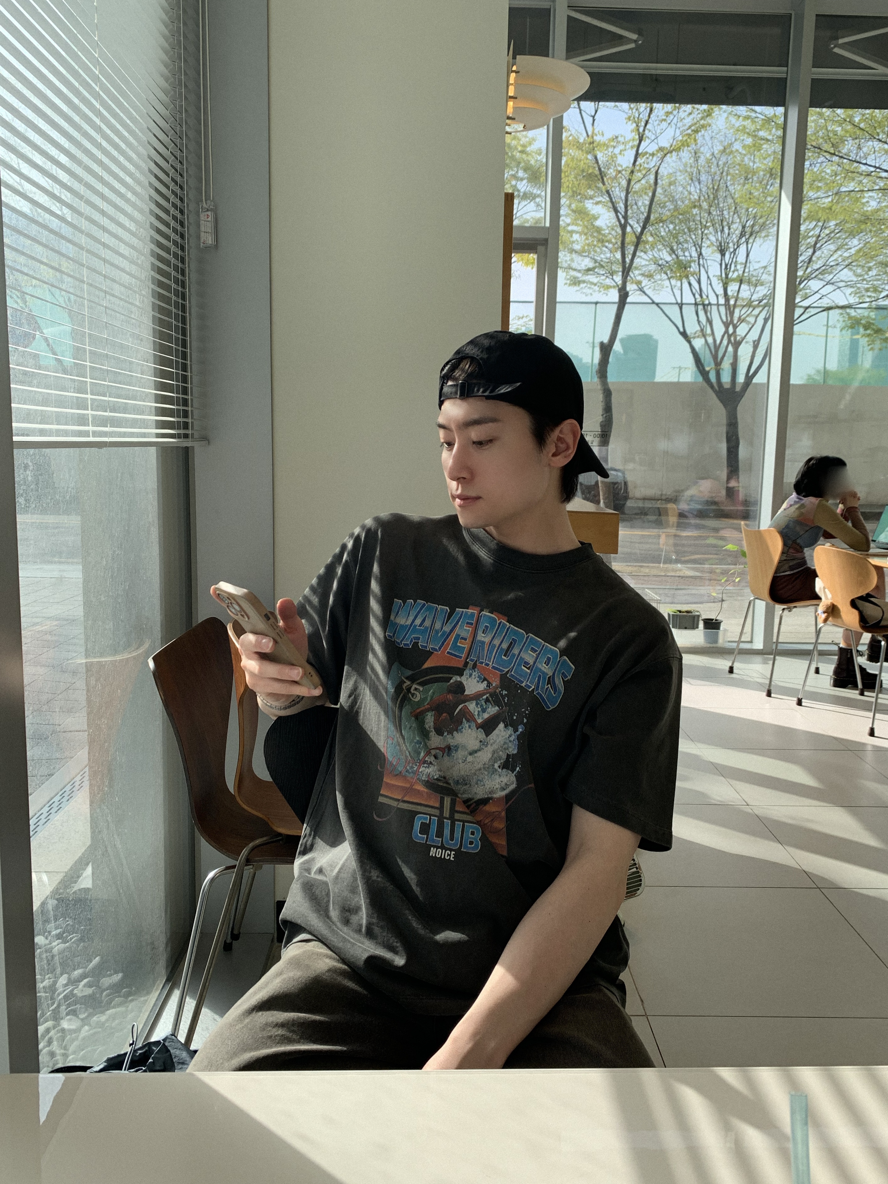 Noice x Oasis Maine Road T-Shirt Charcoal, Helinox Wear Eclipse Lightpack 20 Black 착용 스타일 - 1