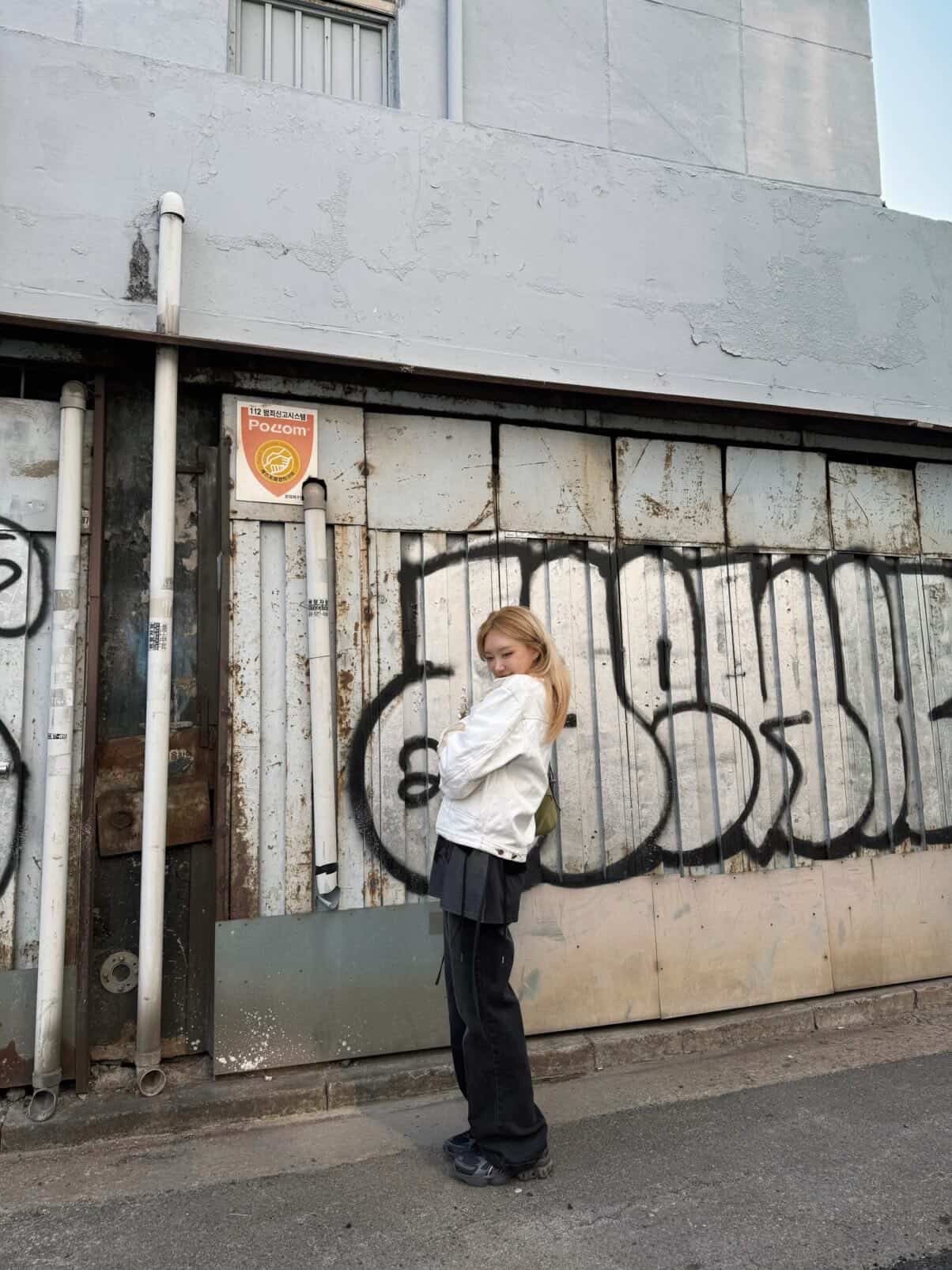 (W) BLR Asymmetric Semi-Bootcut Denim Pants 착용 스타일
