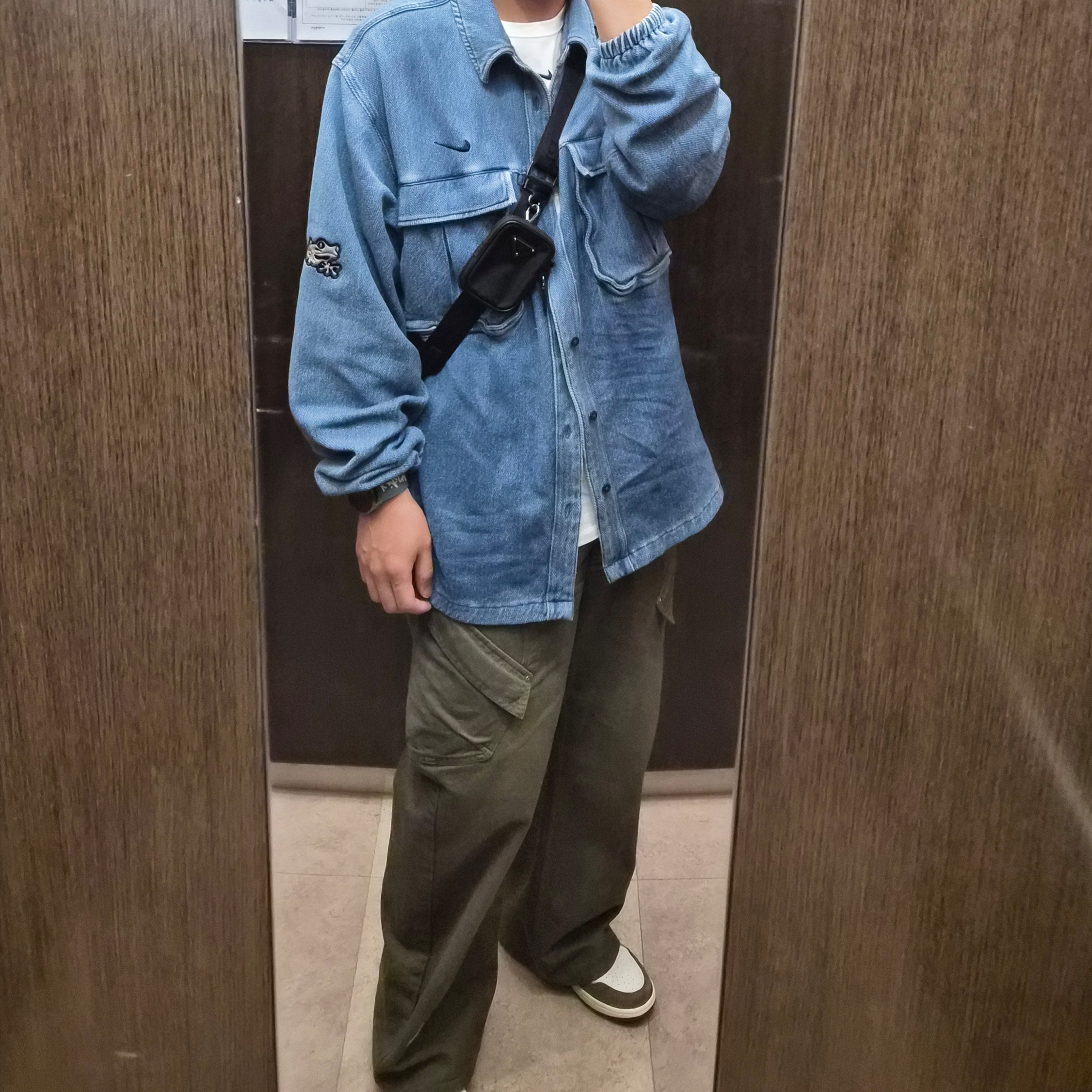 Nike x Drake Nocta Opal Lily Pad Denim Shirt French Blue (FZ3260-486), Nike x Drake Nocta Cardinal Stock Essential T-Shirt White - Asia 착용 스타일