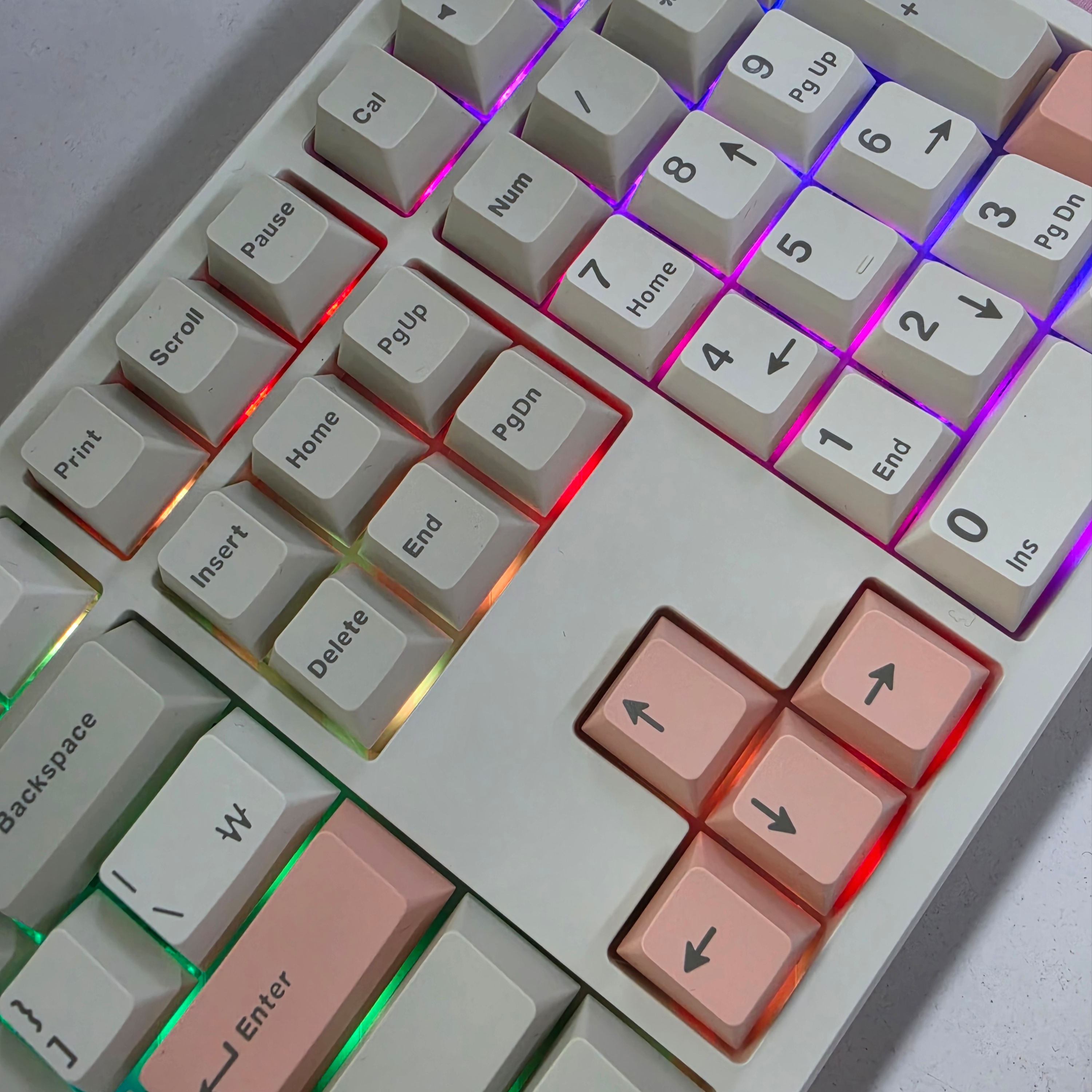 PEBBLE ON THE GOYO108 KEYBOARD 착용 스타일