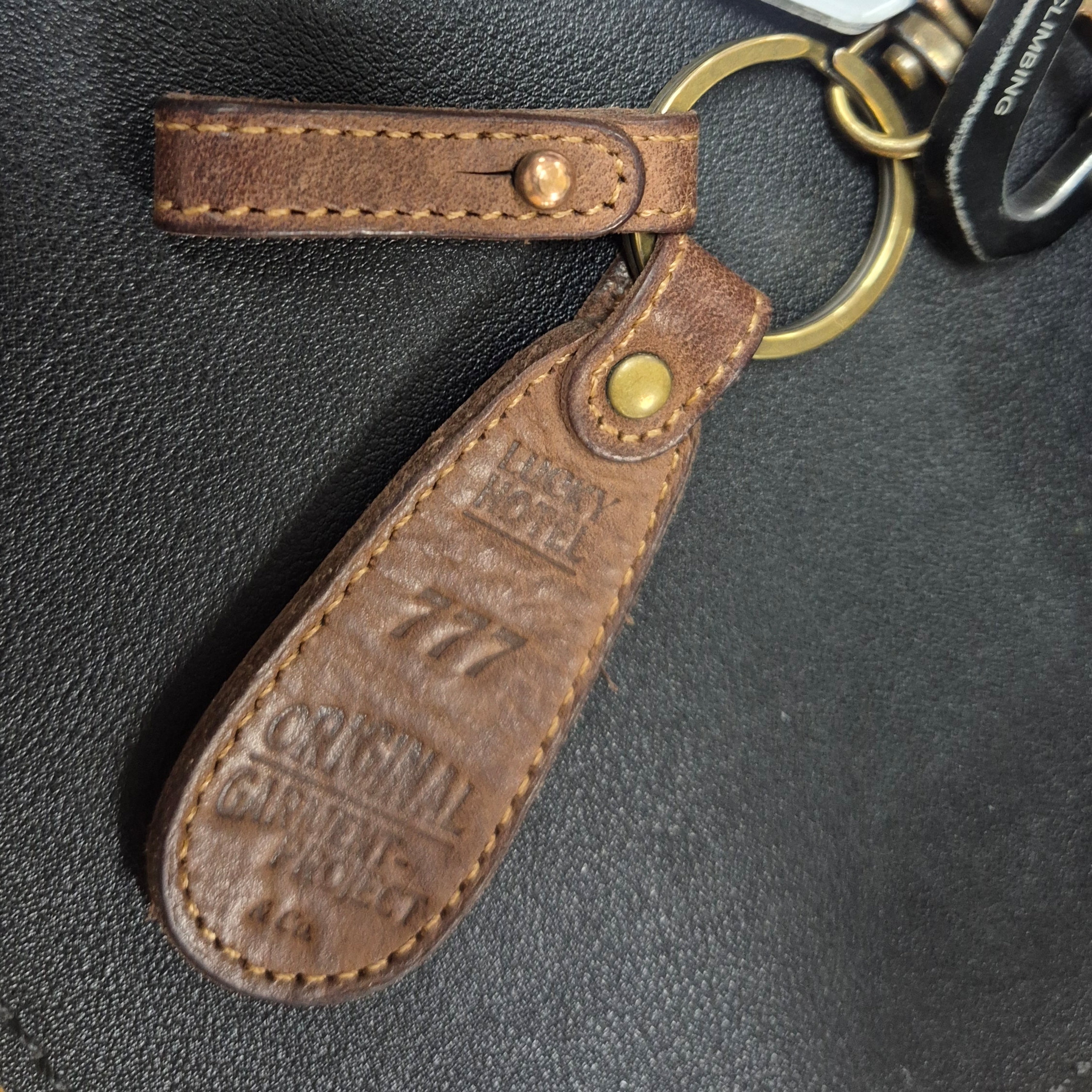 Ogarp Signature Lether Keychain Ver.1 착용 스타일