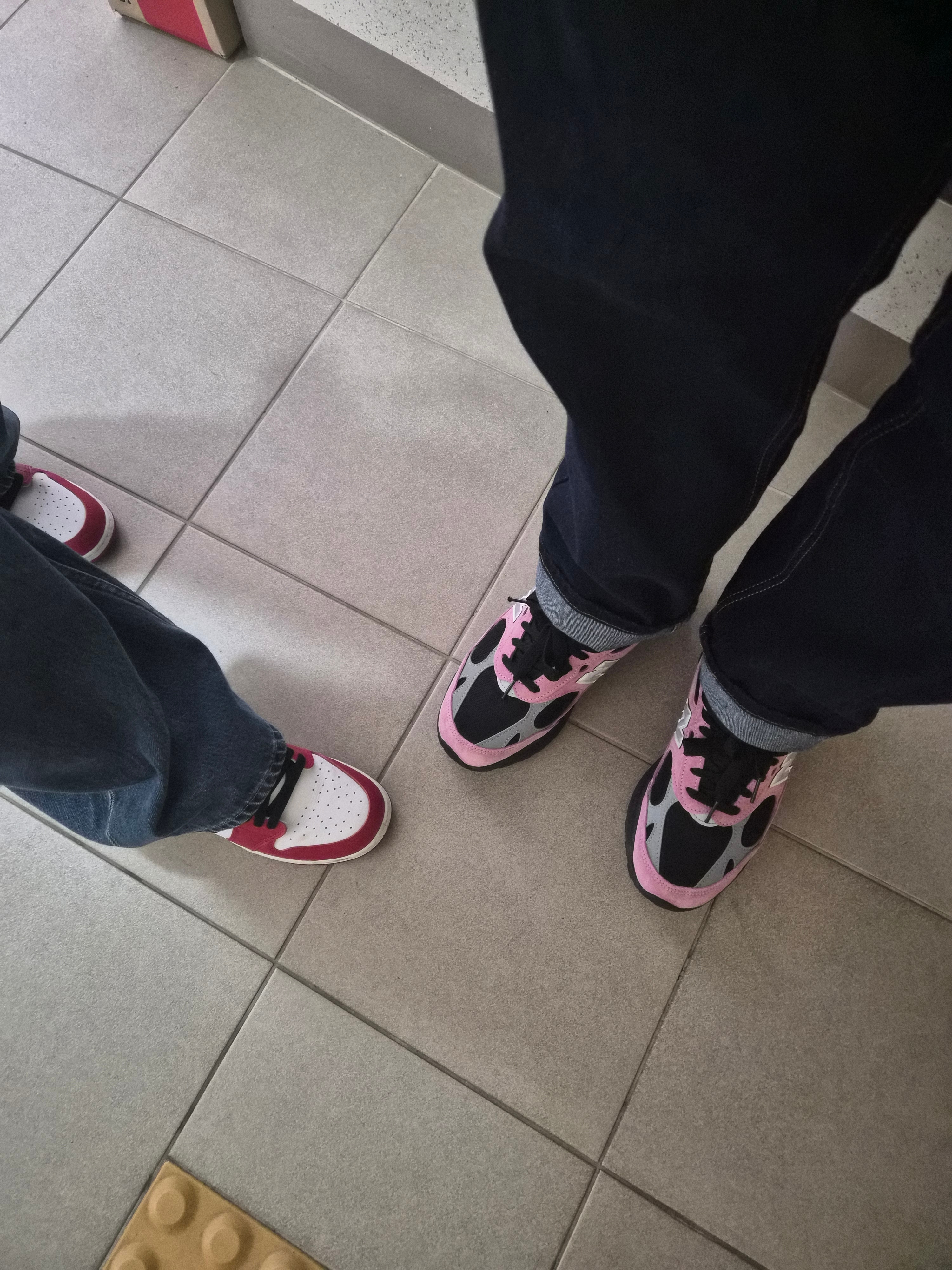 New Balance 993 Made in USA Pink Taffy, Jordan 1 Retro Low OG Chicago 착용 스타일
