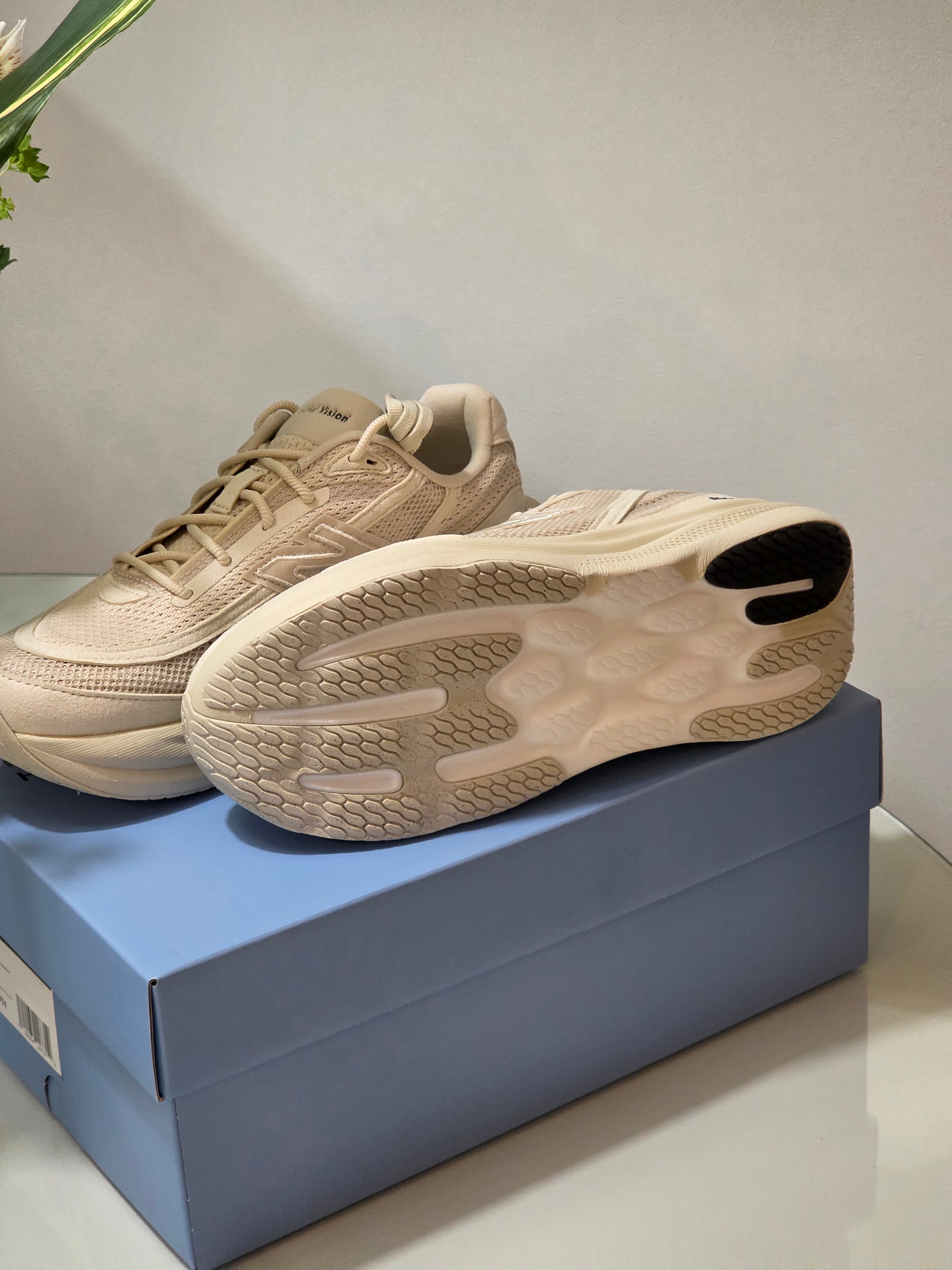 New Balance x District Vision 1080v15 Linen Black, Satisfy PeaceShell River Shirt Falcon 착용 스타일 - 4