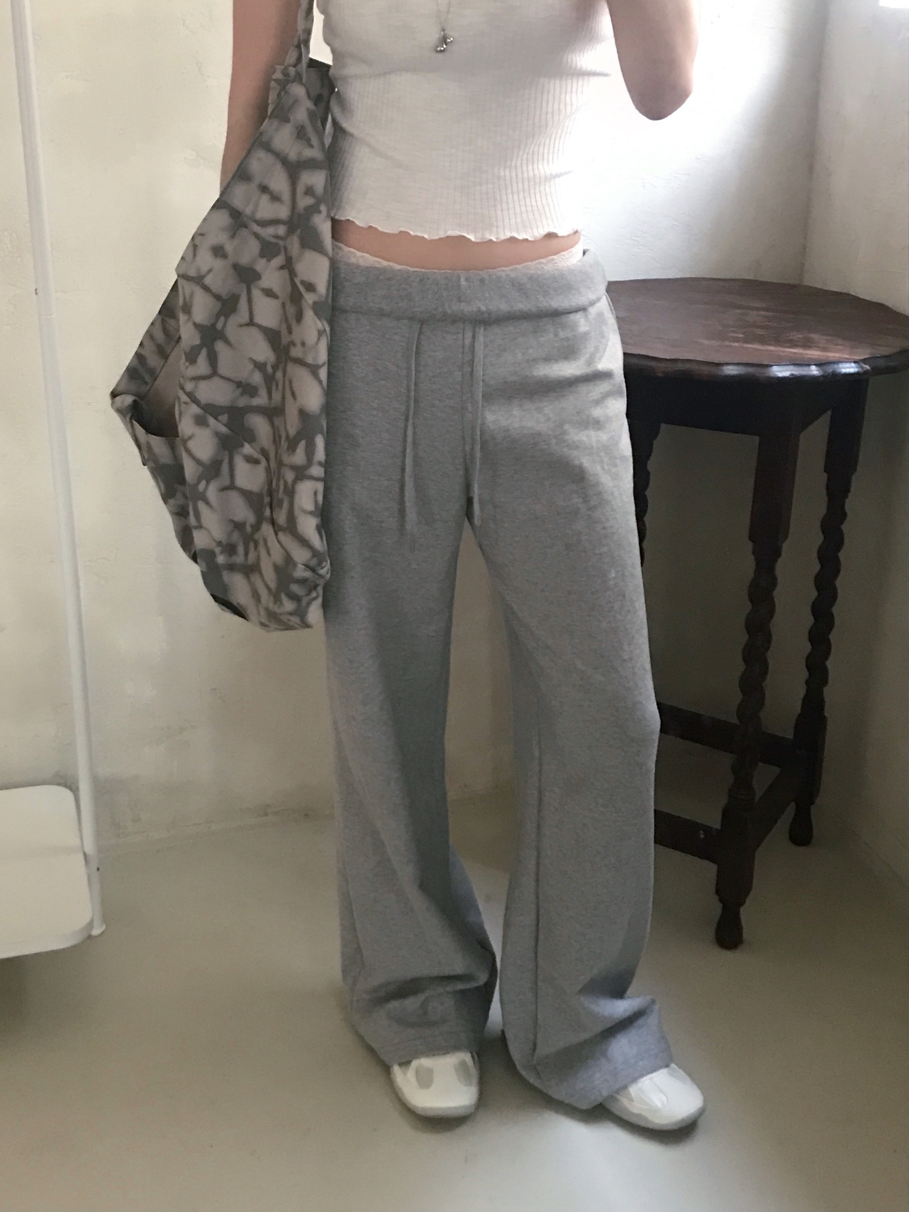 Alo Yoga Iconic Shopper Tote Bag Grey Tiedye, Fila Glio Cream 착용 스타일 - 2