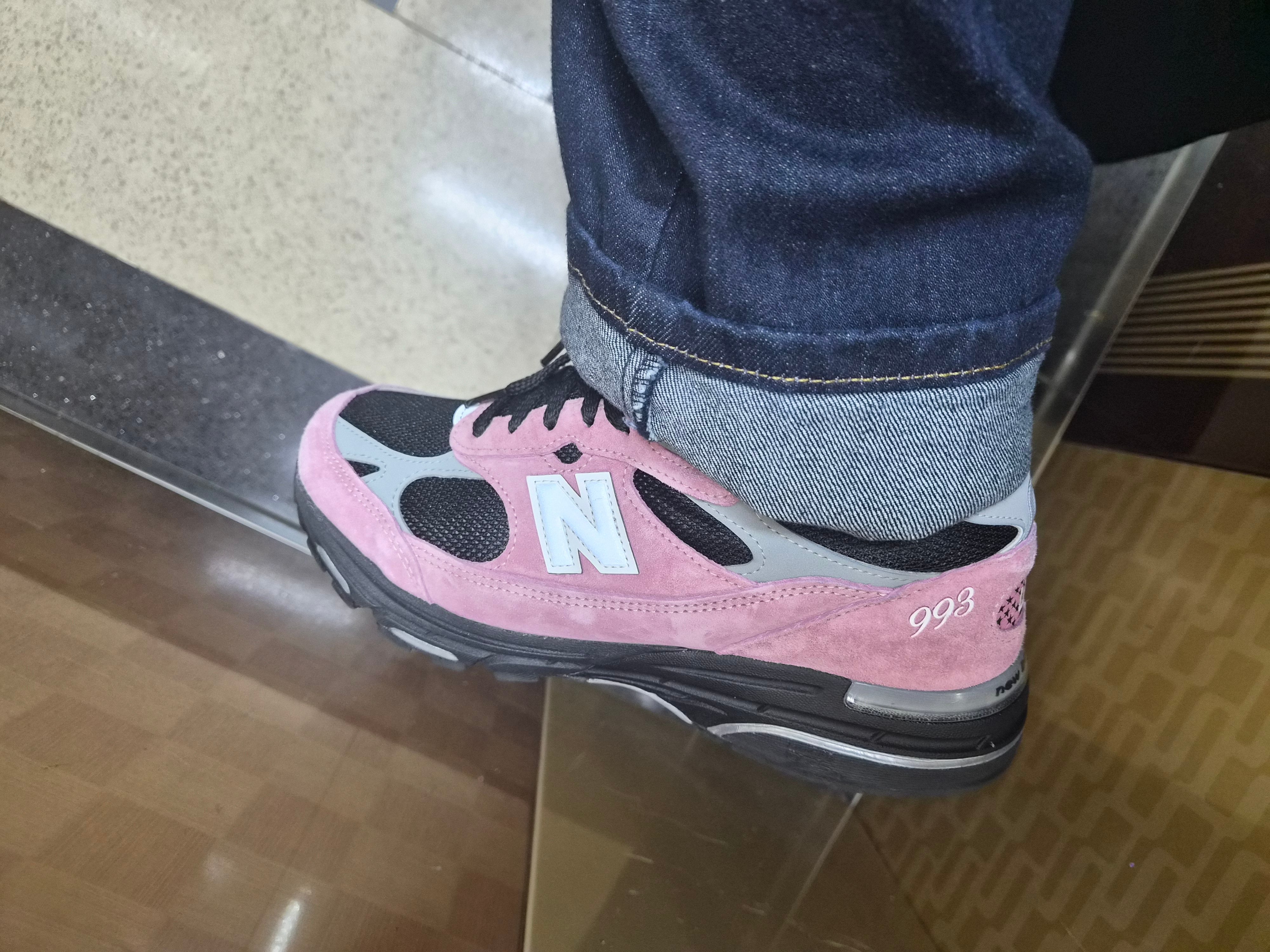 New Balance 993 Made in USA Pink Taffy 착용 스타일