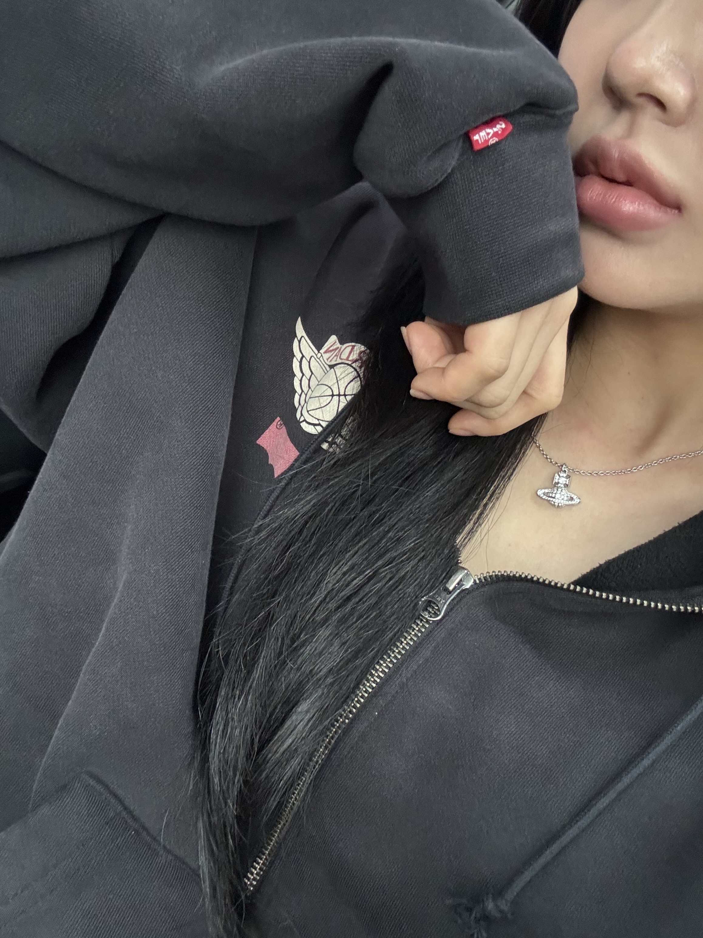 Jordan x Levi's Full Zip Hoodie Black (IM6734-010), Vivienne Westwood Carmela Bas Relief Pendant Platinum White 착용 스타일