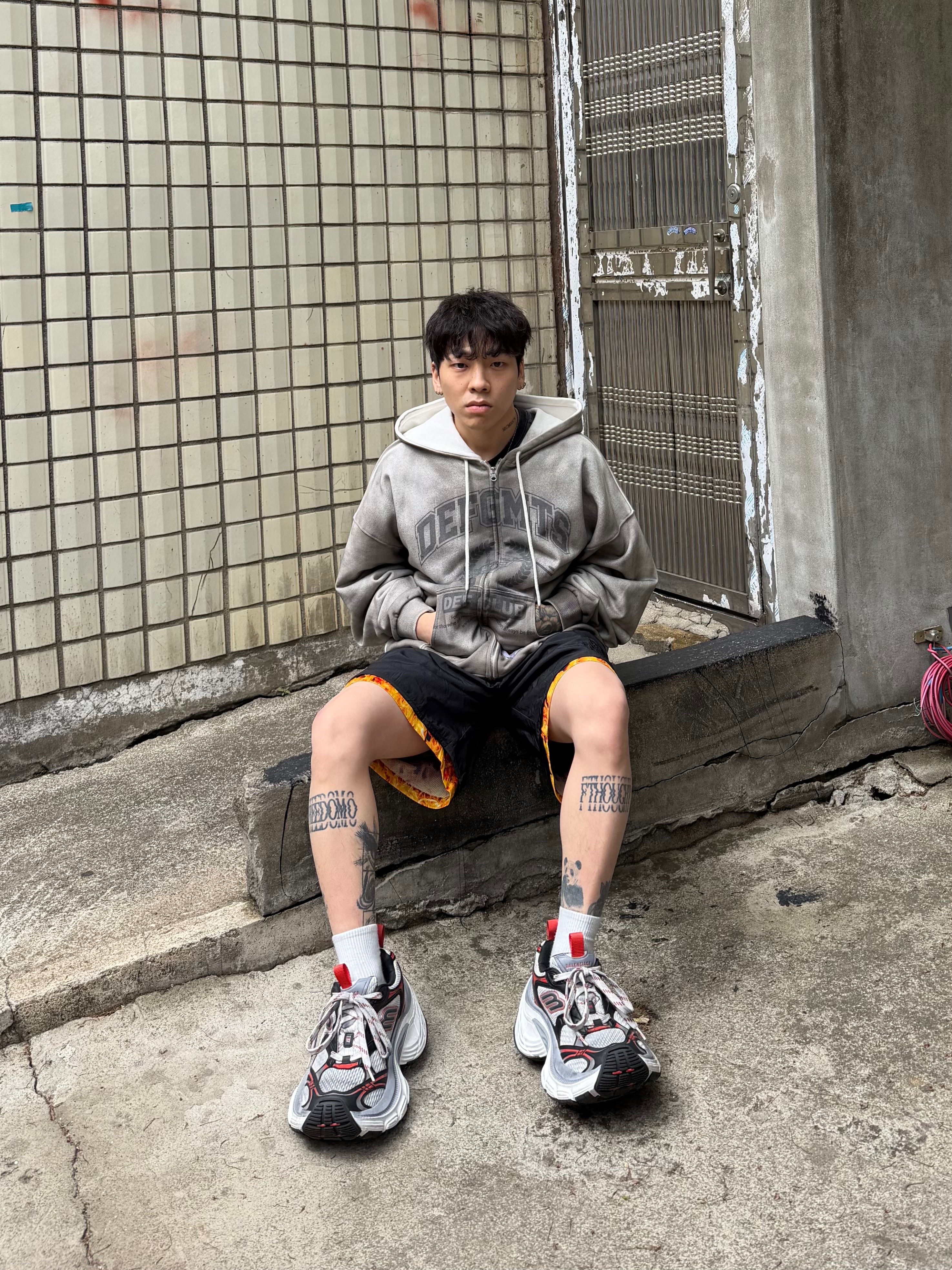 Balenciaga 10XL Sneakers Grey White Red 착용 스타일 - 1