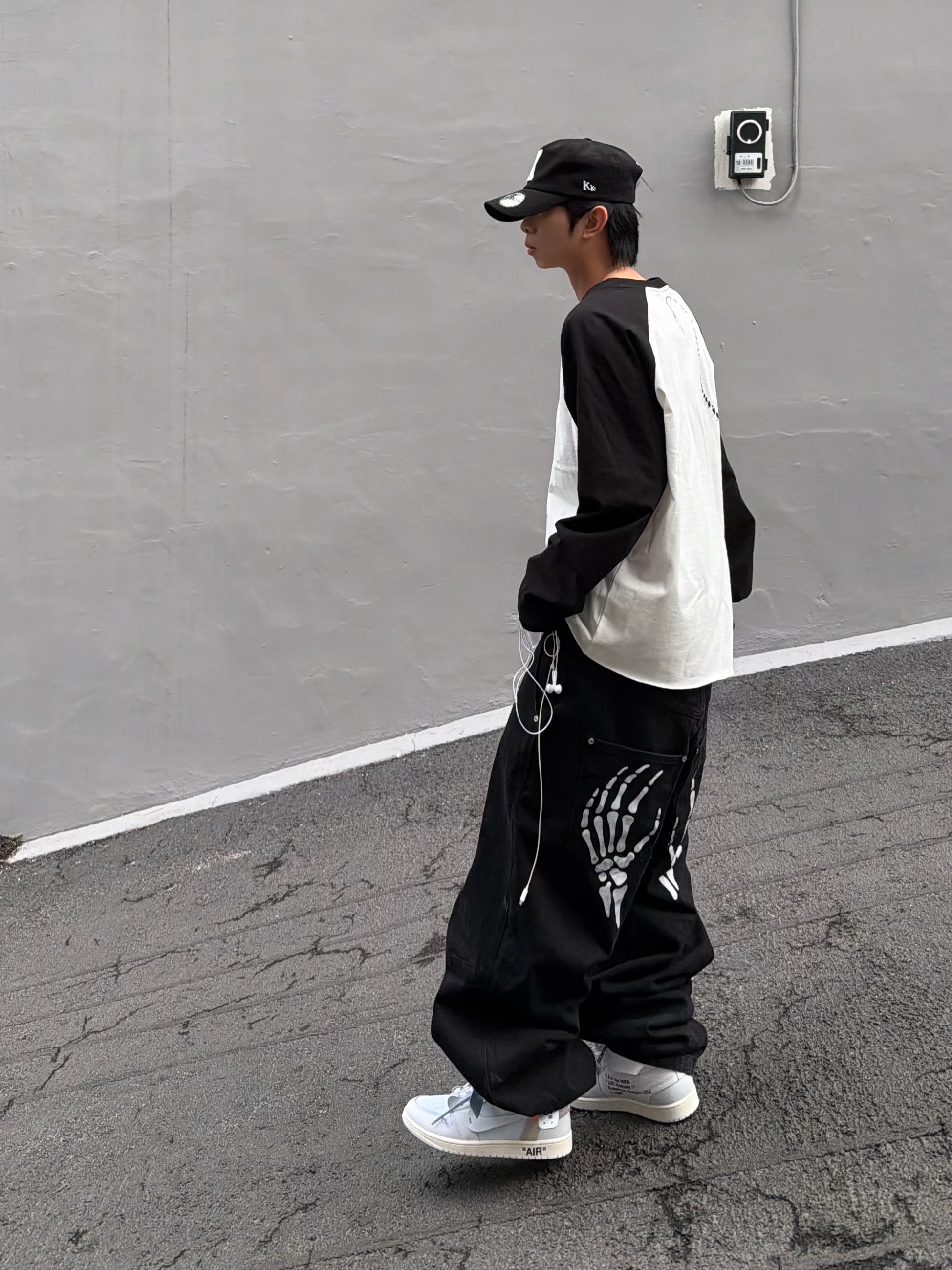 Jordan 1 x Virgil Abloh Archive Retro High Alaska White, Kamien x KOIN SEOUL K Logo Ball Cap Black 착용 스타일 - 3