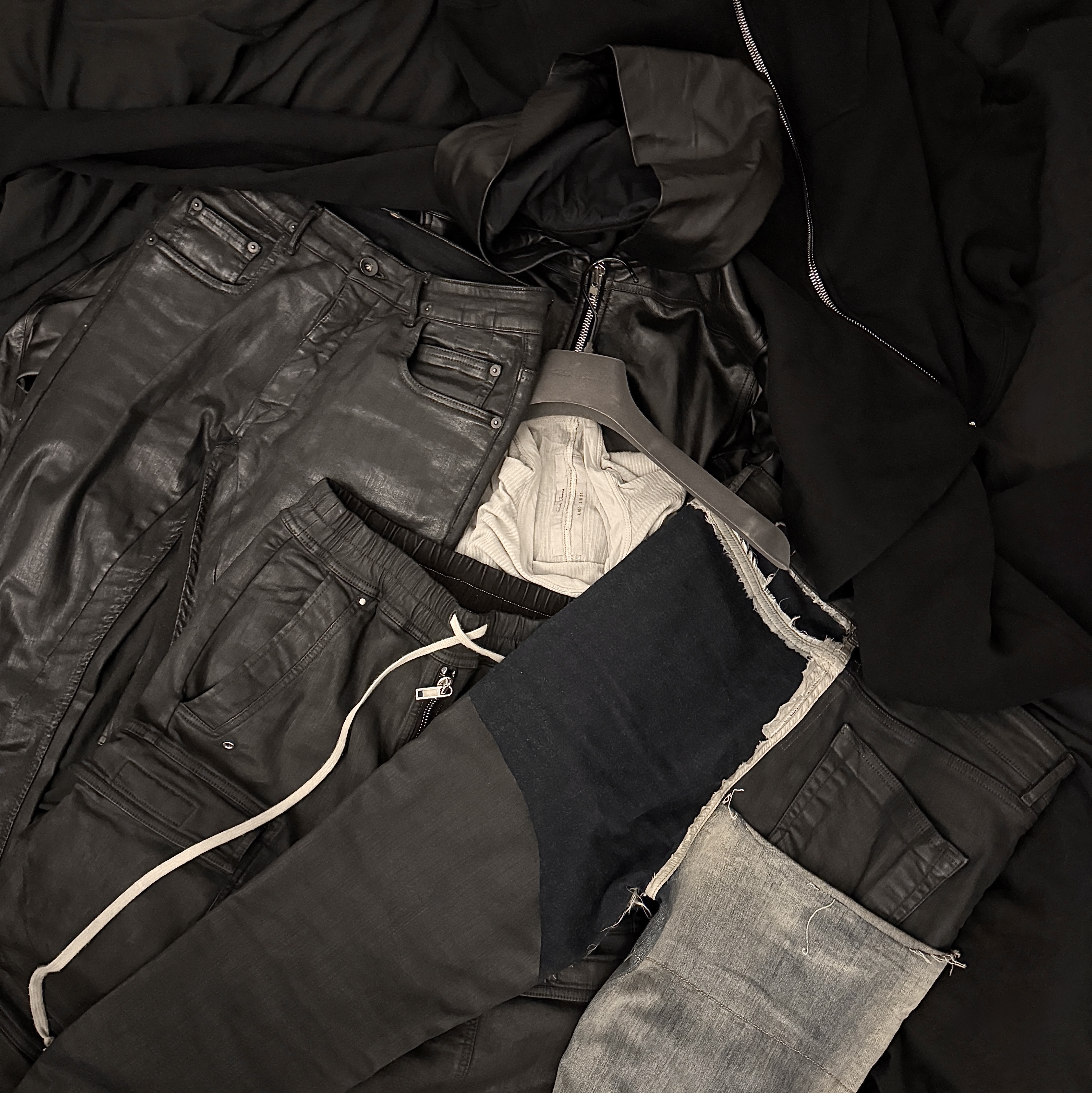 Rick Owens Mega Bumper Sneakers Black Milk, Rick Owens Double Cargo Jumbo Belas Pants Black Wax 착용 스타일