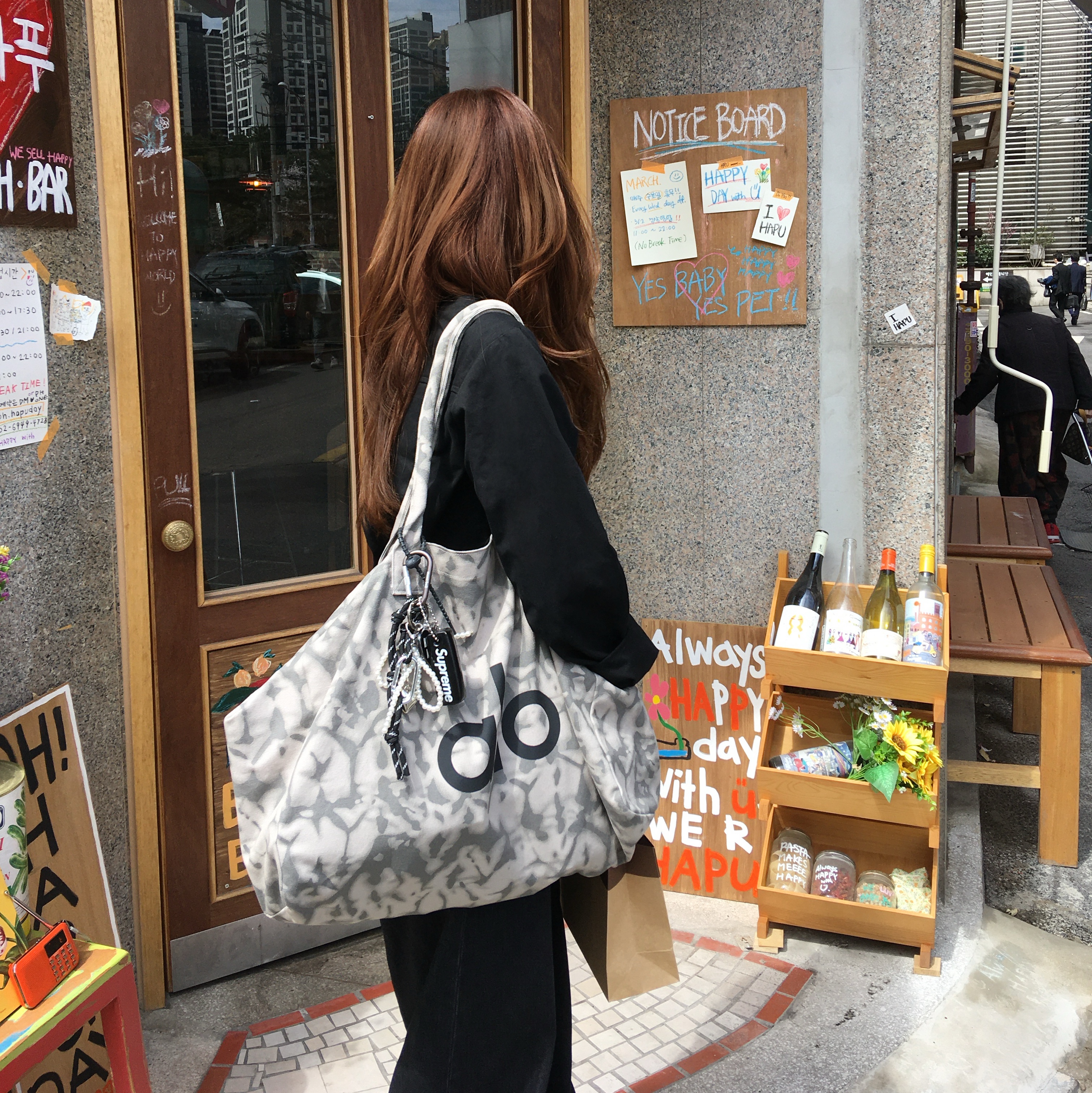 Alo Yoga Iconic Shopper Tote Bag Grey Tiedye, Supreme Floating Keychain Black - 23FW 착용 스타일