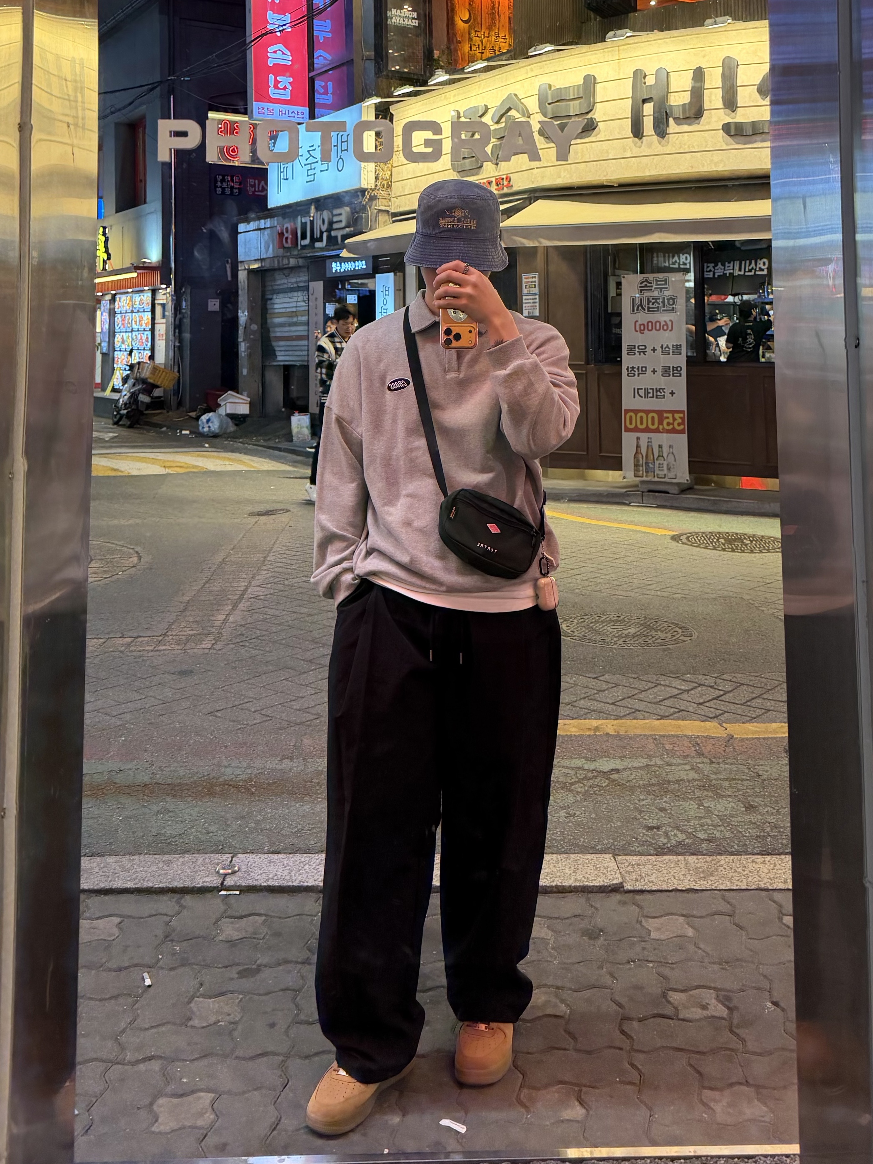(W) Nike Air Force 1 '07 WB Flax Wheat, Casetify x IAB Studio Single White Logo AirPods Pro Case Clear 착용 스타일 - 1