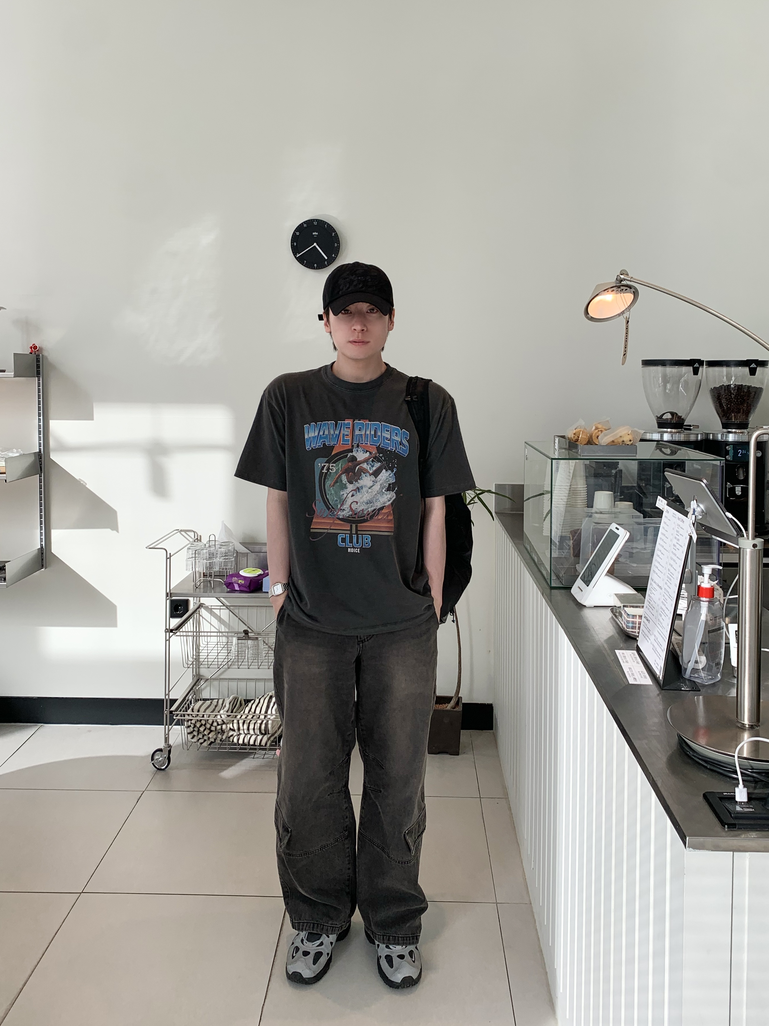 Noice x Oasis Maine Road T-Shirt Charcoal, Helinox Wear Eclipse Lightpack 20 Black 착용 스타일 - 4