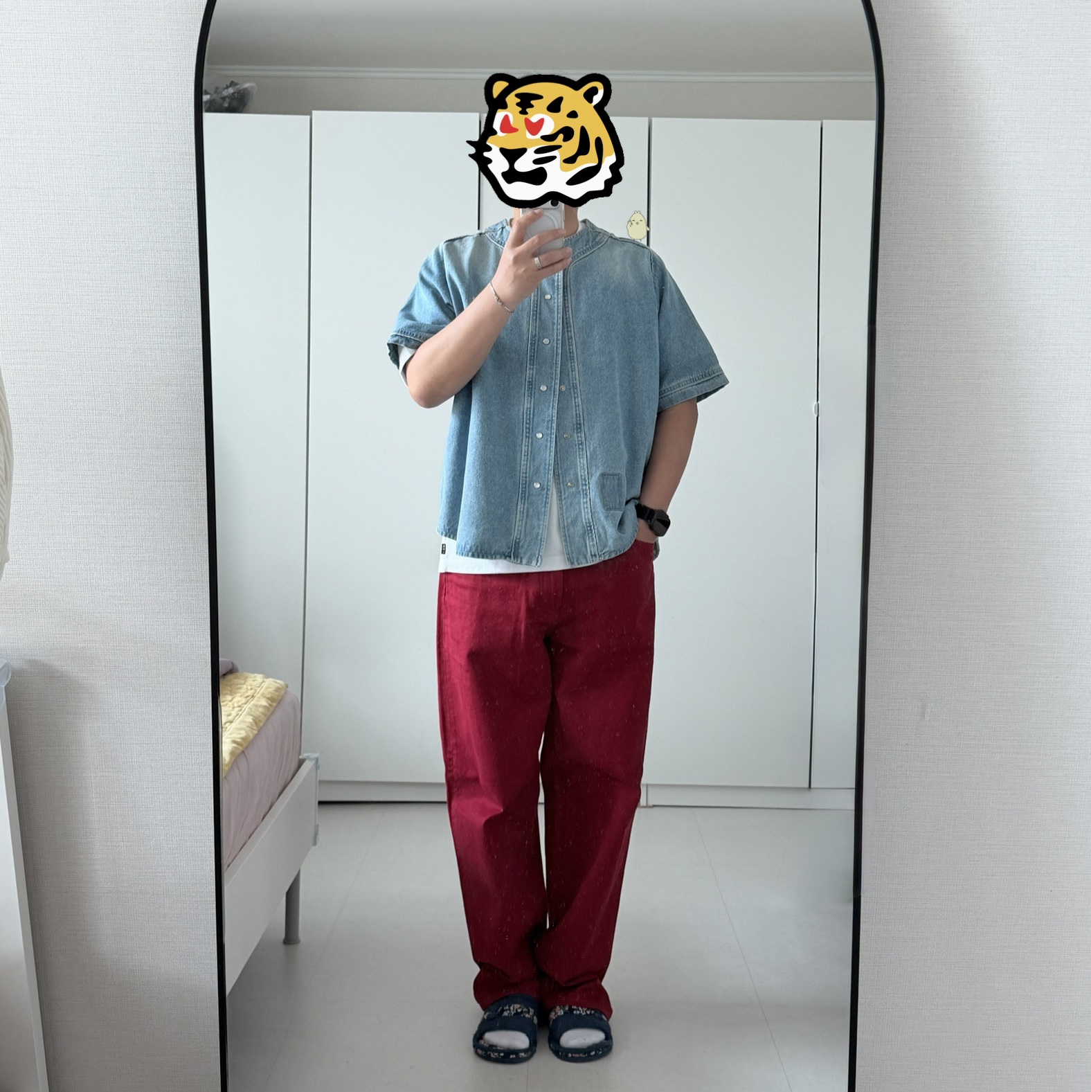 IAB Studio T-Shirt White Navy, Supreme Baggy Jean Red - 25FW 착용 스타일 - 2