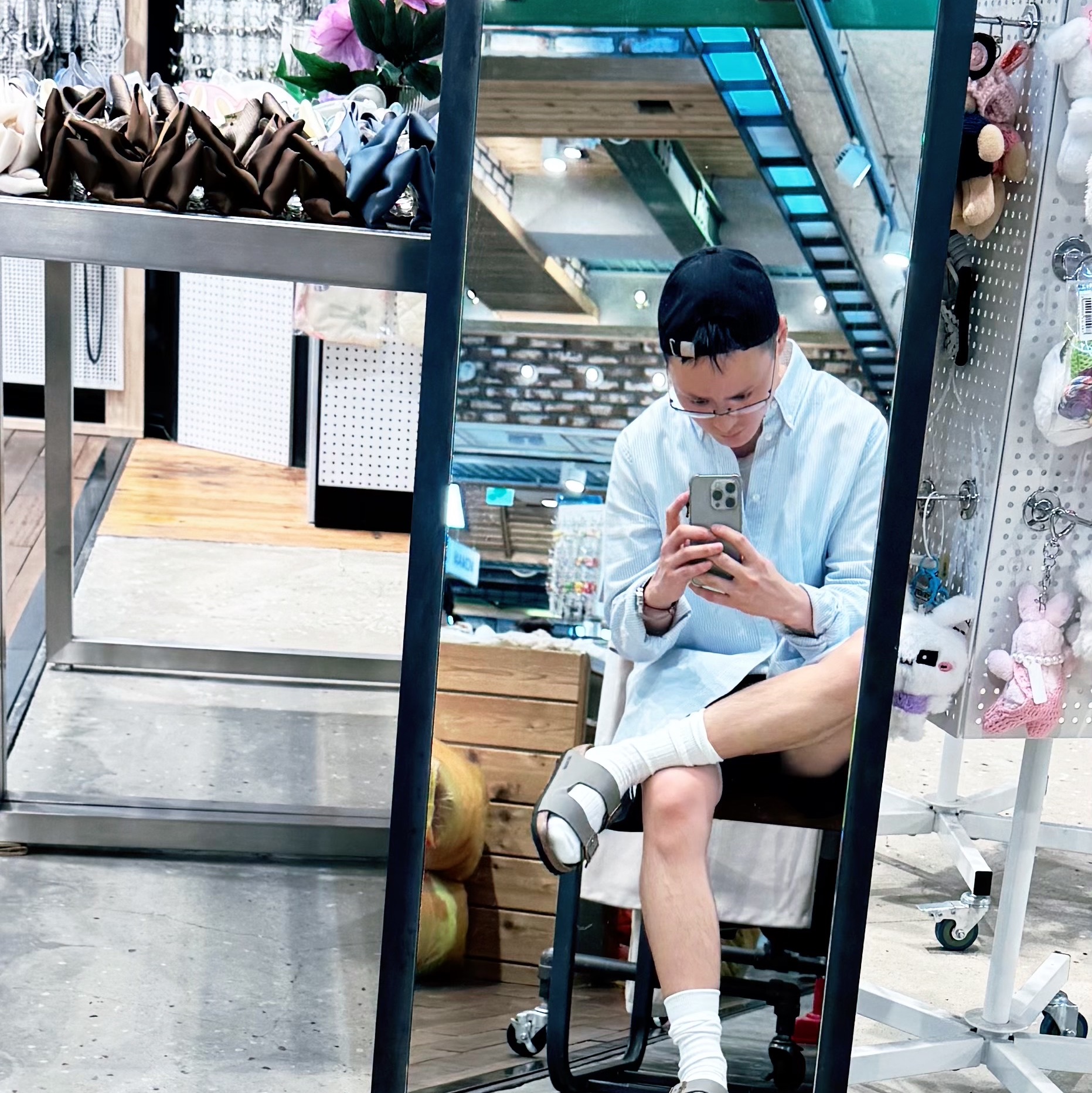 Adidas Adicolor Classic Sprinter Shorts Black - KR Sizing, AMI de Coeur Button Down Stripped Cotton Oxford Shirt Sky Blue Natural White 착용 스타일